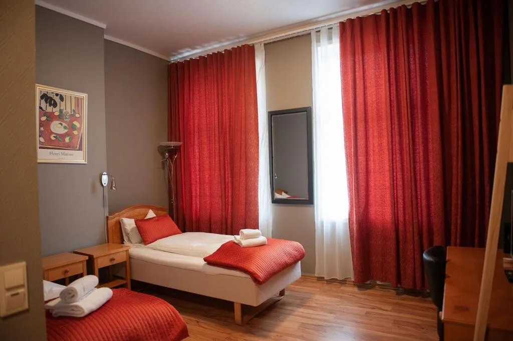 Bed in Henriks Hotell