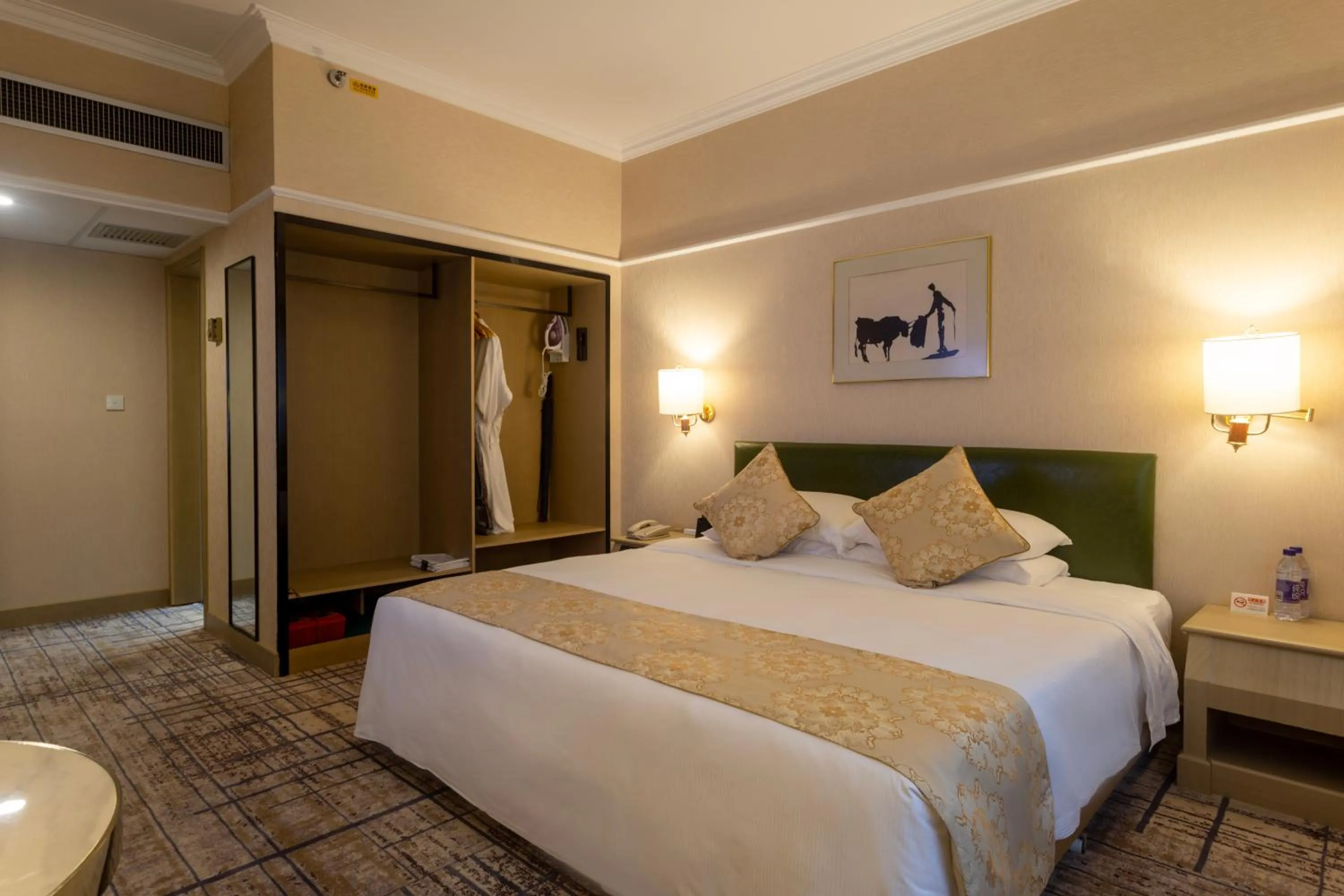 Bedroom, Bed in Metropark Lido Hotel Beijing