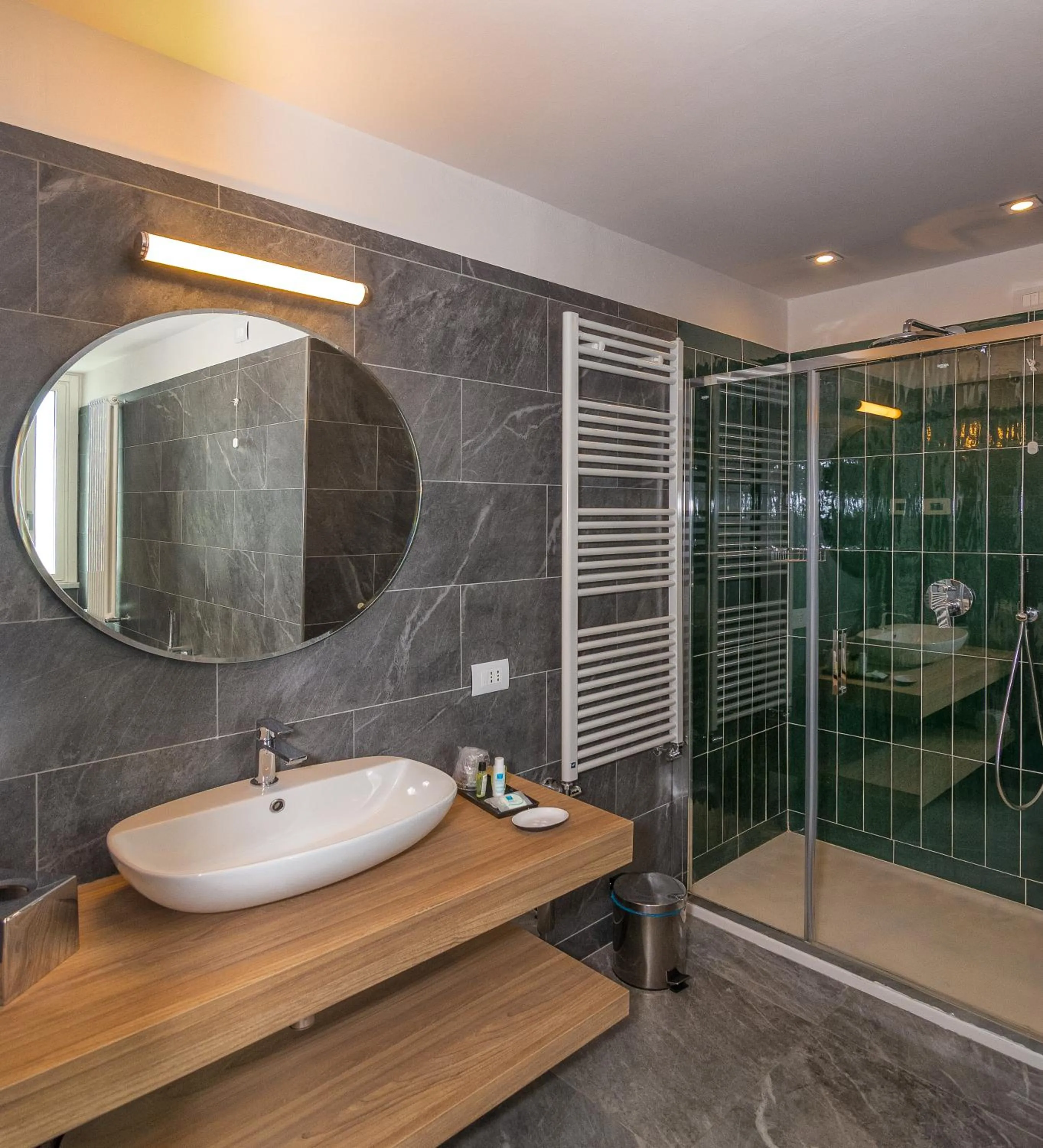 Shower in Hotel Mariotti