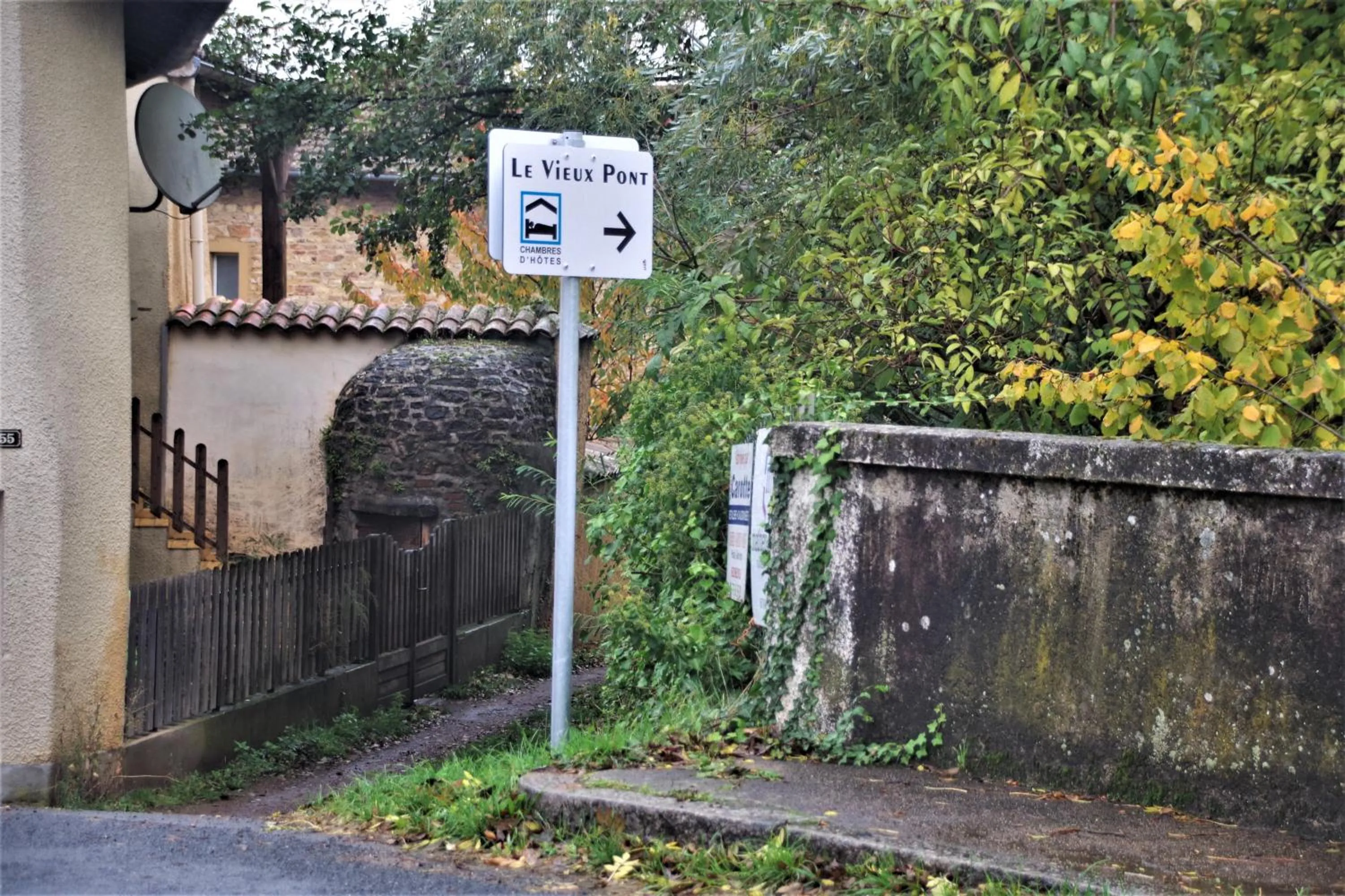 Property logo or sign in Le vieux pont