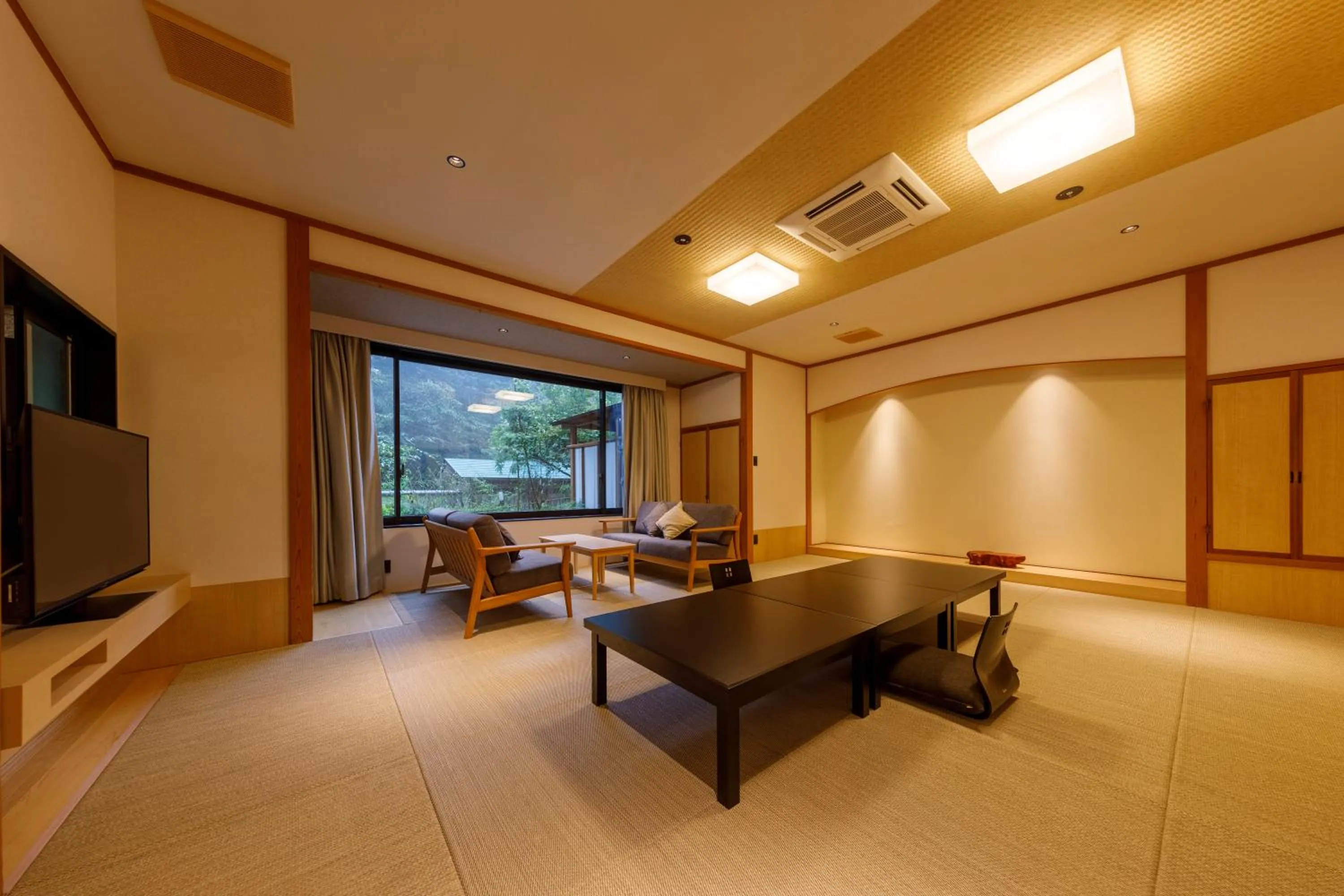 Family Room with Private Bathroom in Jizaiso