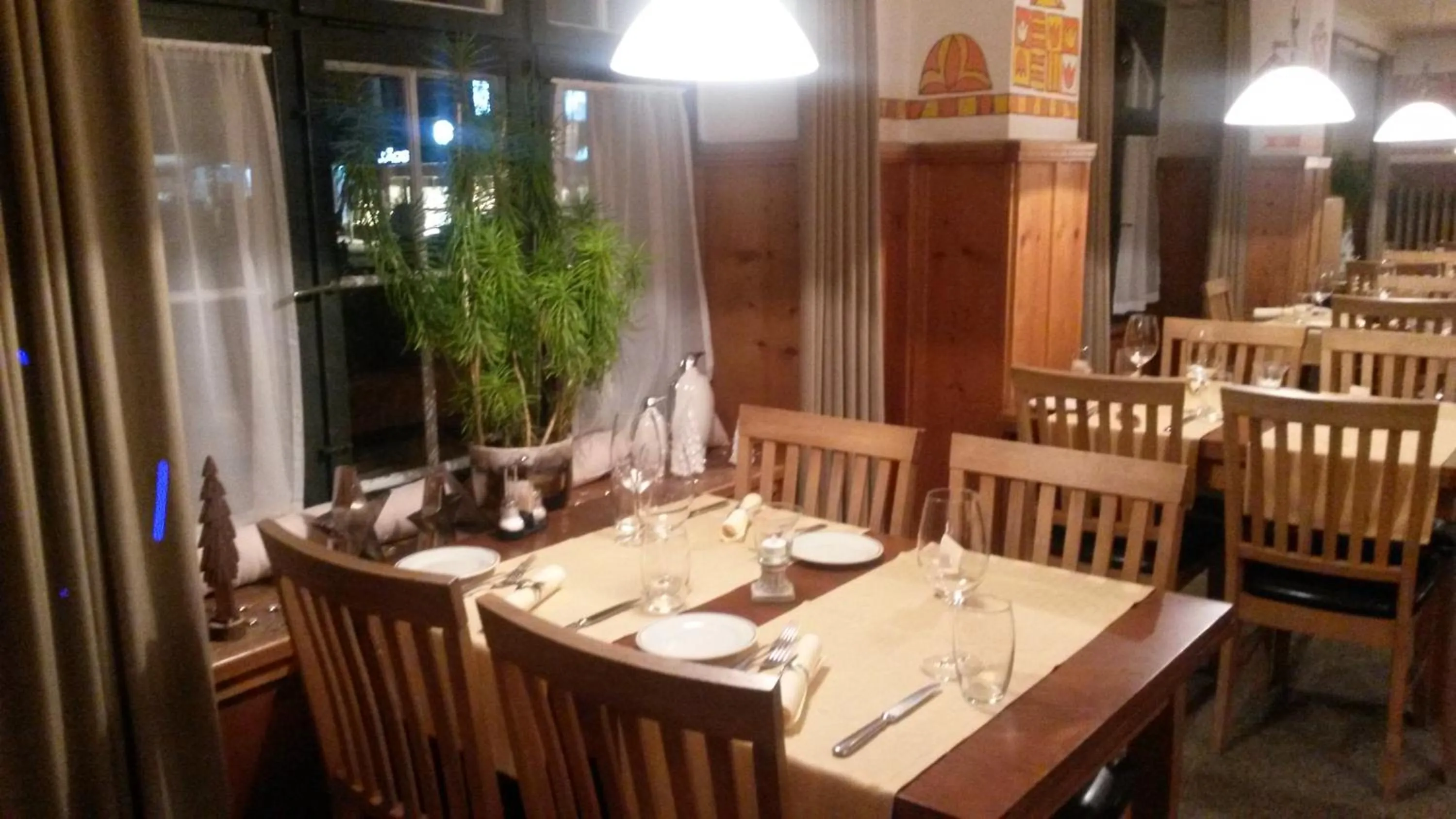 Restaurant/places to eat in Hotel Danis