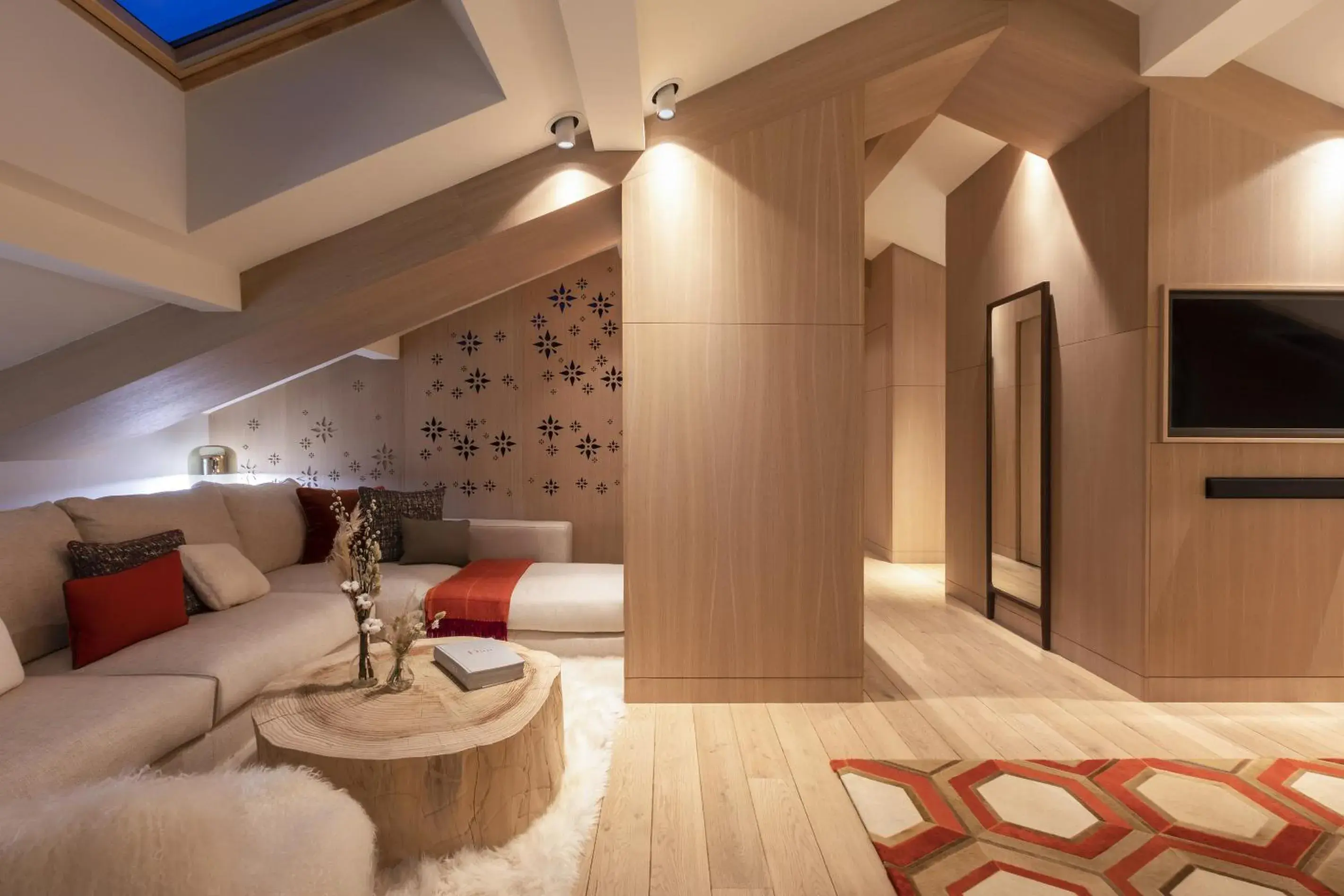 Living room, Bed in Hôtel Mont-Blanc Chamonix Living room, Bed in Hôtel Mont-Blanc Chamonix