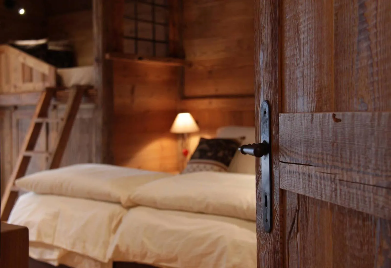 Decorative detail, Bed in Les Trompeurs chez Odette