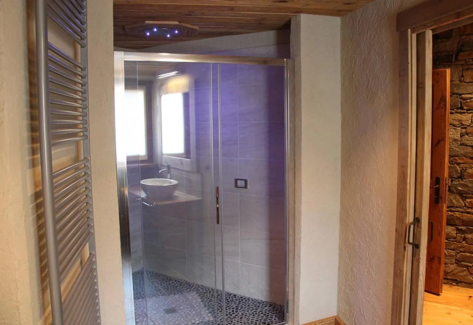 Shower in Les Trompeurs chez Odette