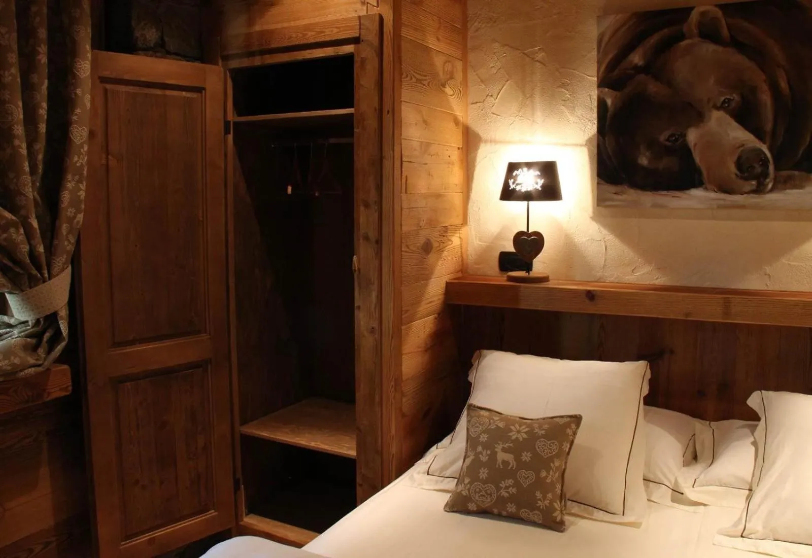 Decorative detail, Bed in Les Trompeurs chez Odette