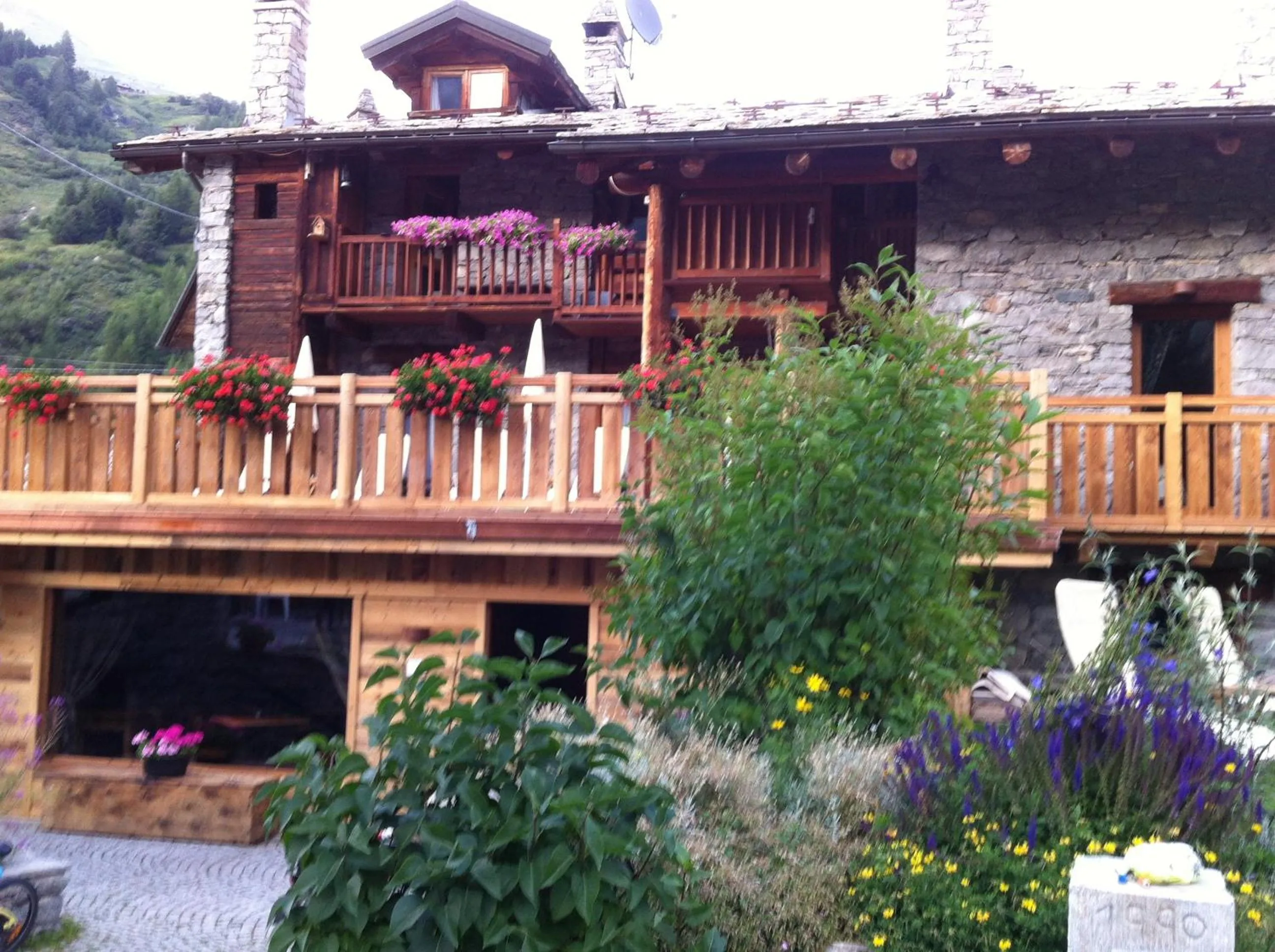 Property building in Les Trompeurs chez Odette