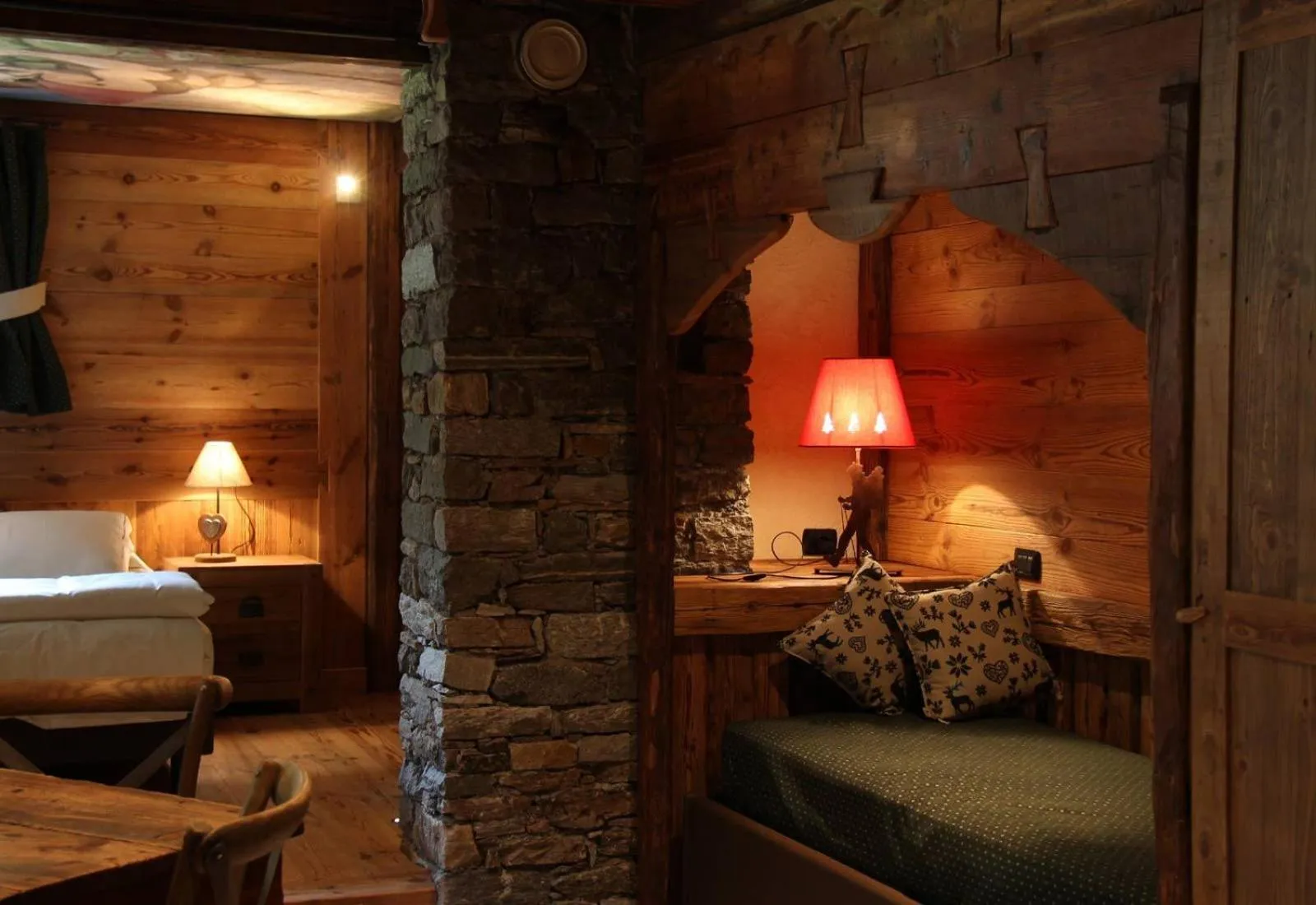 Decorative detail, Bed in Les Trompeurs chez Odette