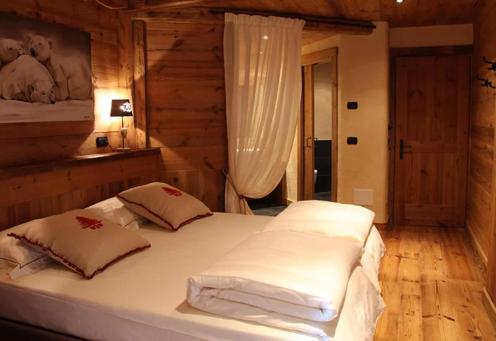 Photo of the whole room, Bed in Les Trompeurs chez Odette