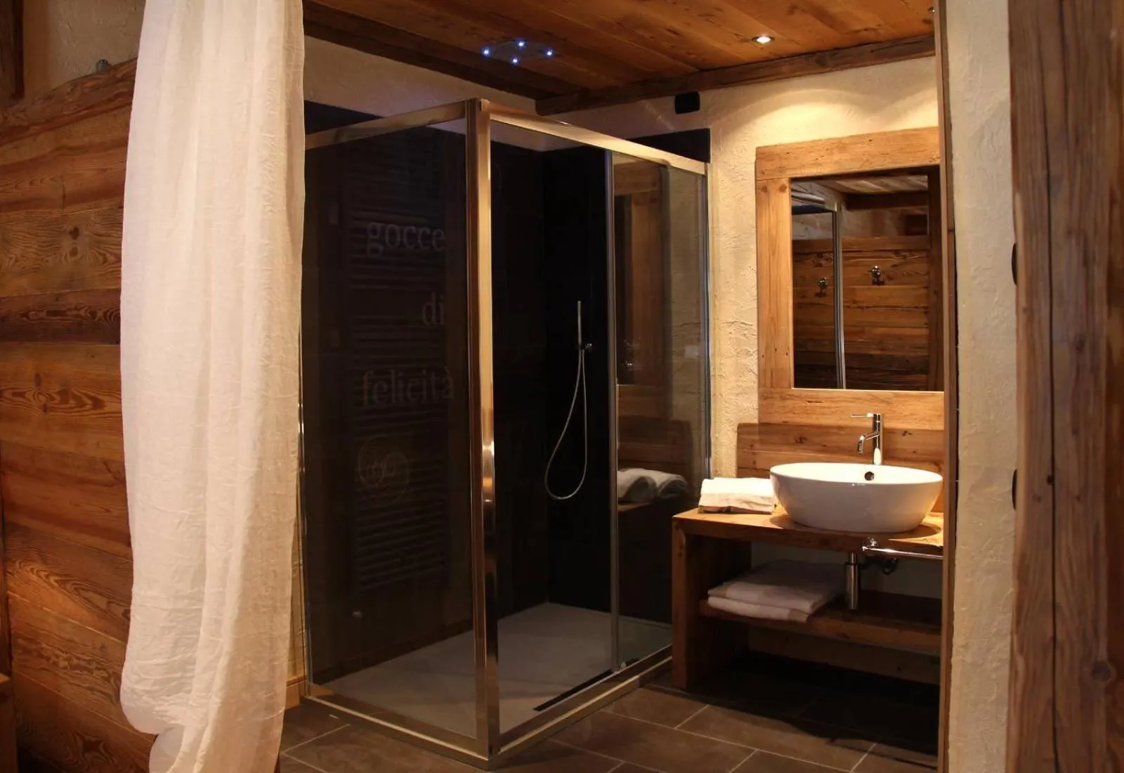 Shower in Les Trompeurs chez Odette