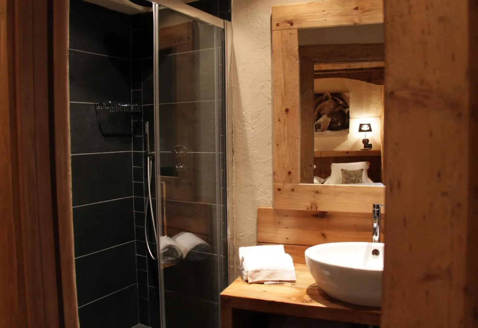 Shower in Les Trompeurs chez Odette