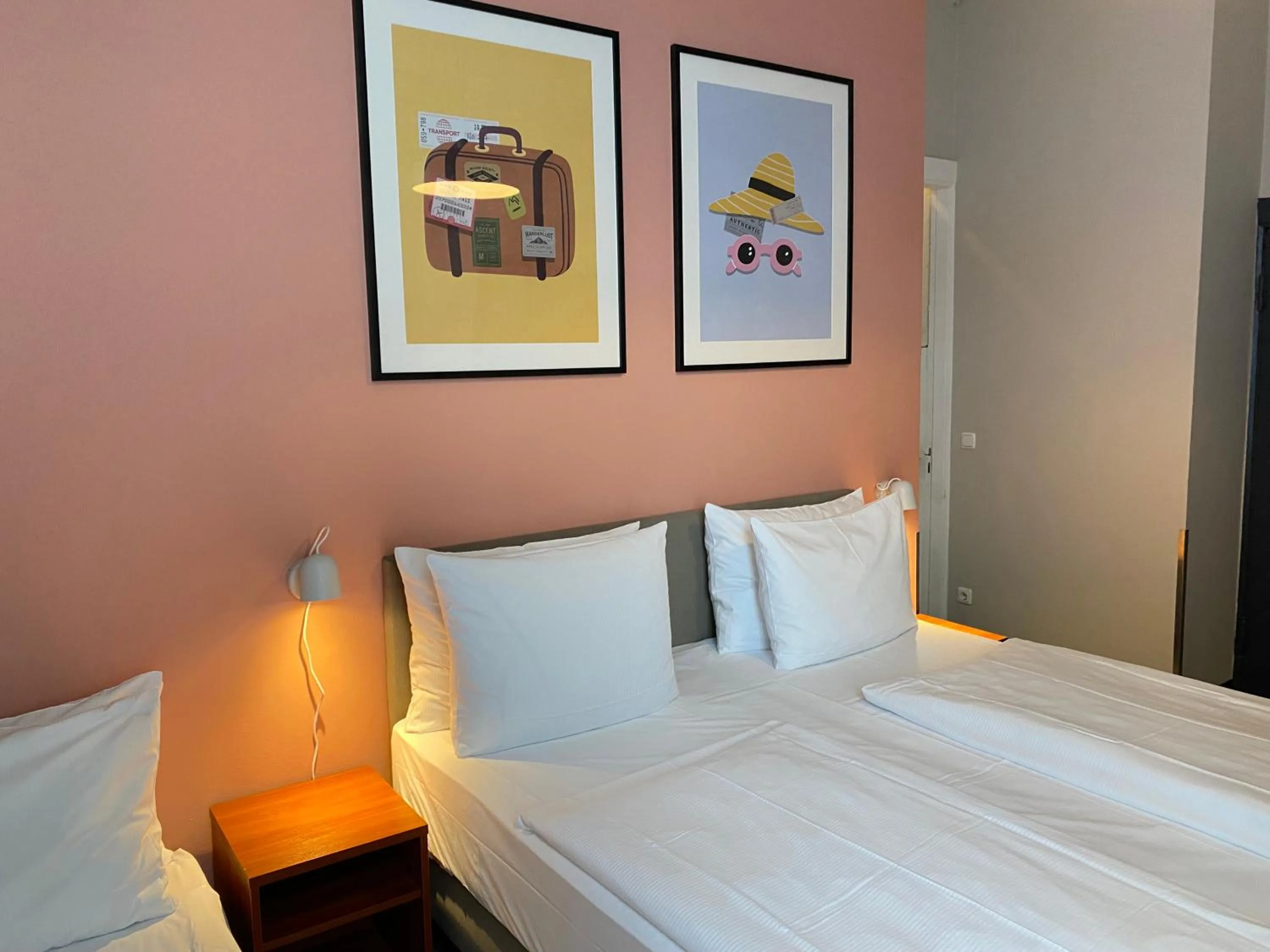 Photo of the whole room, Bed in Hotel Kronprinz Hamburg Hauptbahnhof