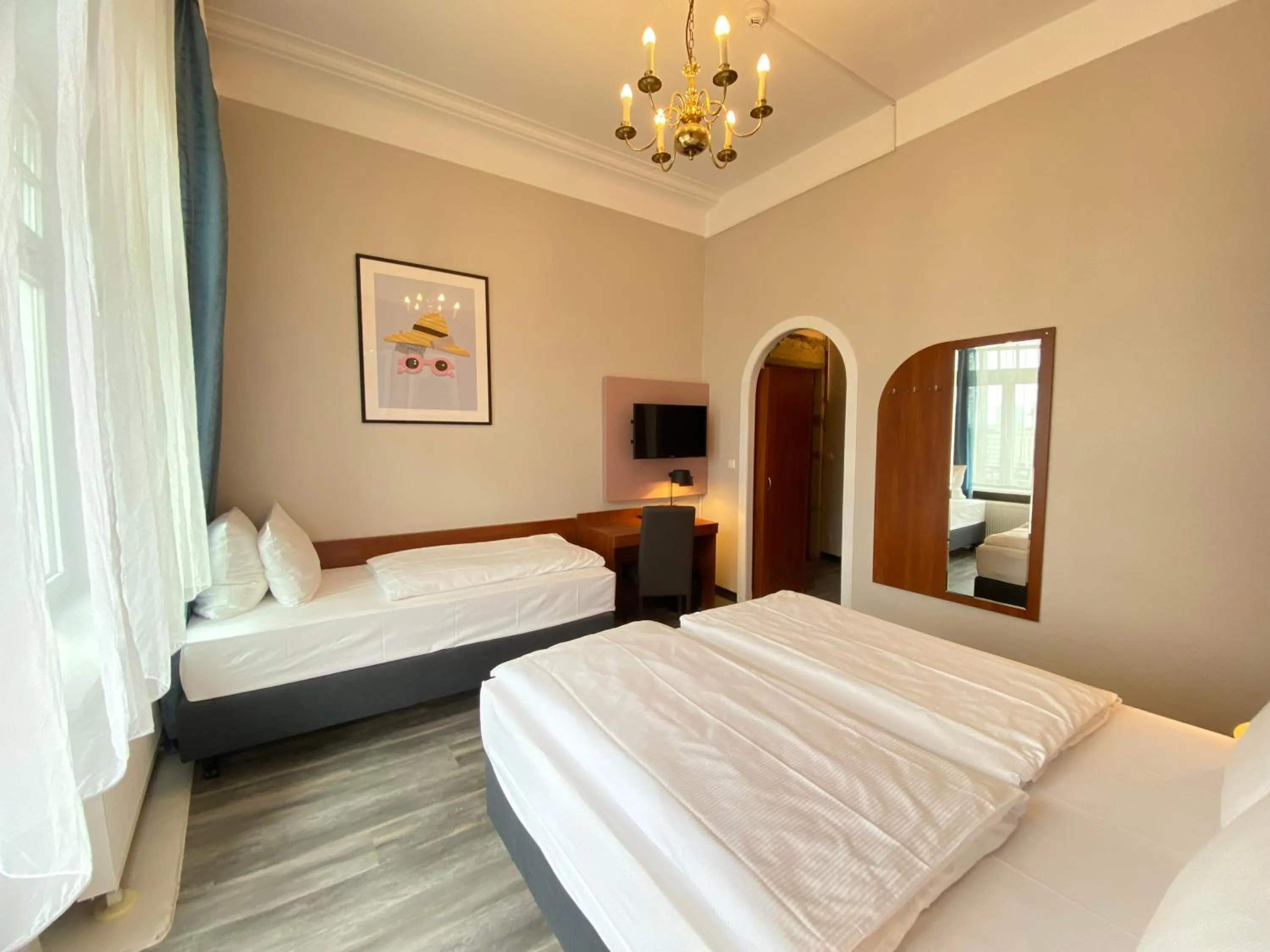 Photo of the whole room, Bed in Hotel Kronprinz Hamburg Hauptbahnhof