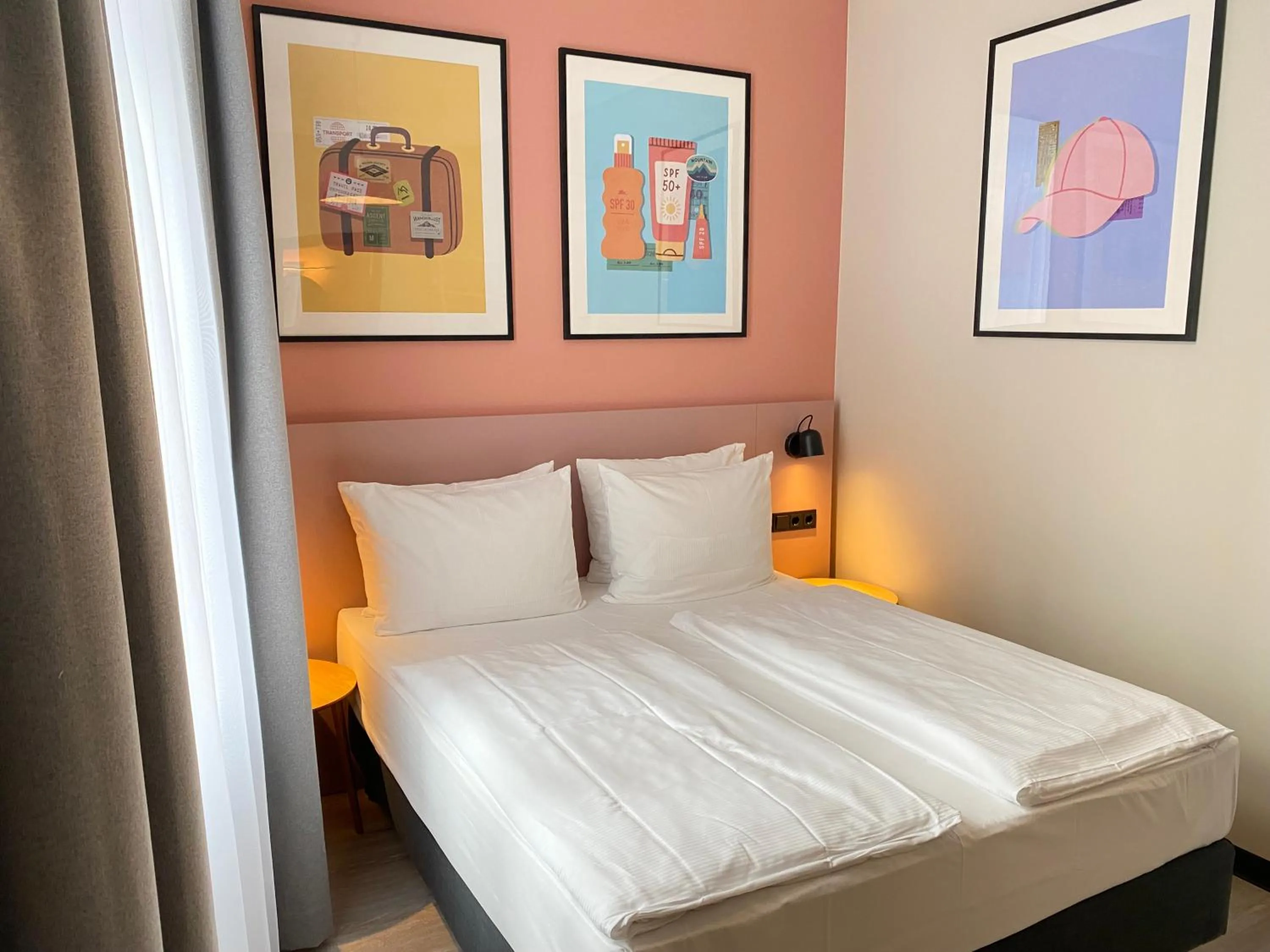 Photo of the whole room, Bed in Hotel Kronprinz Hamburg Hauptbahnhof