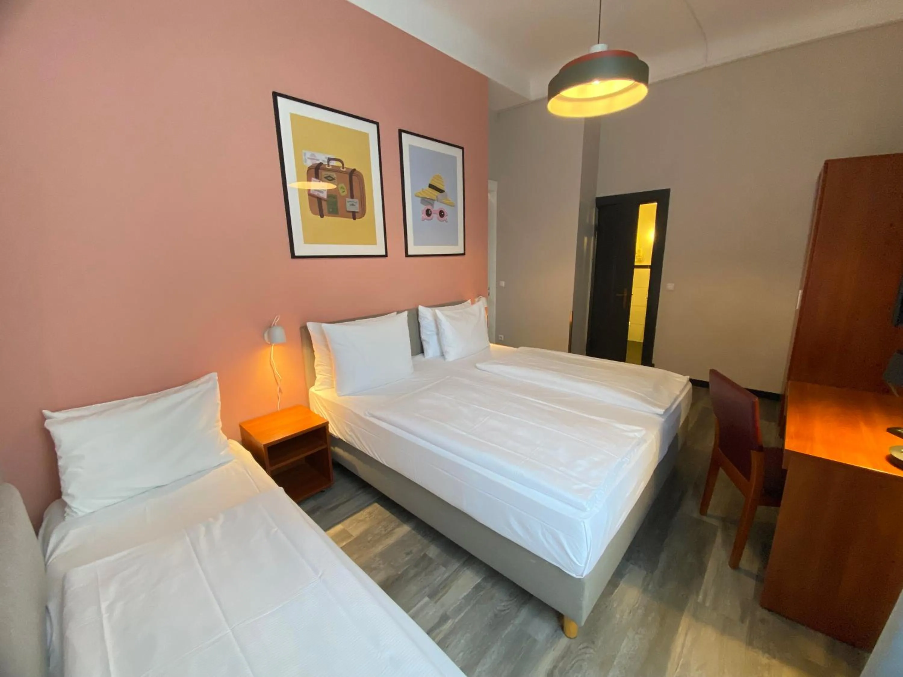 Photo of the whole room, Bed in Hotel Kronprinz Hamburg Hauptbahnhof