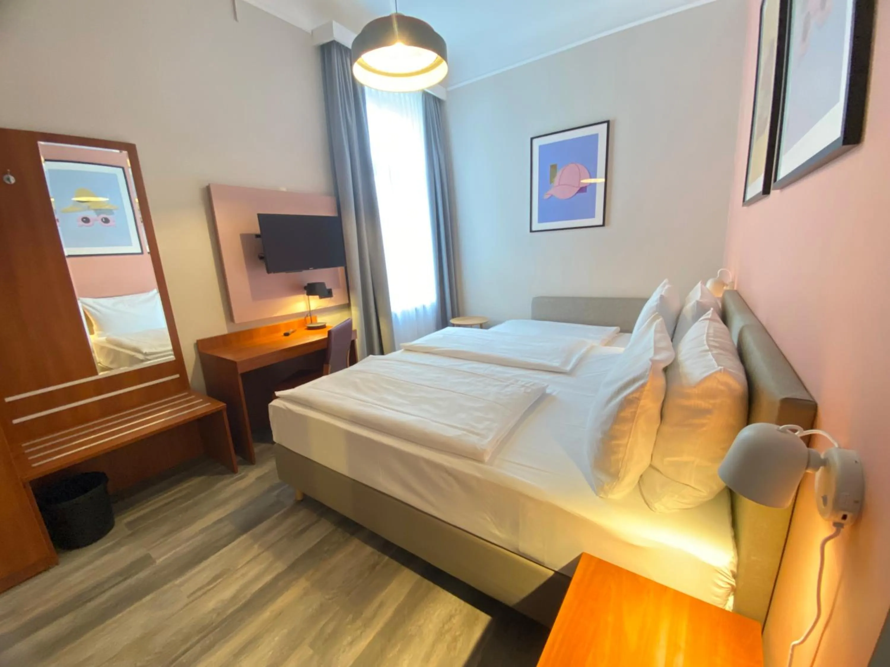 Photo of the whole room, Bed in Hotel Kronprinz Hamburg Hauptbahnhof