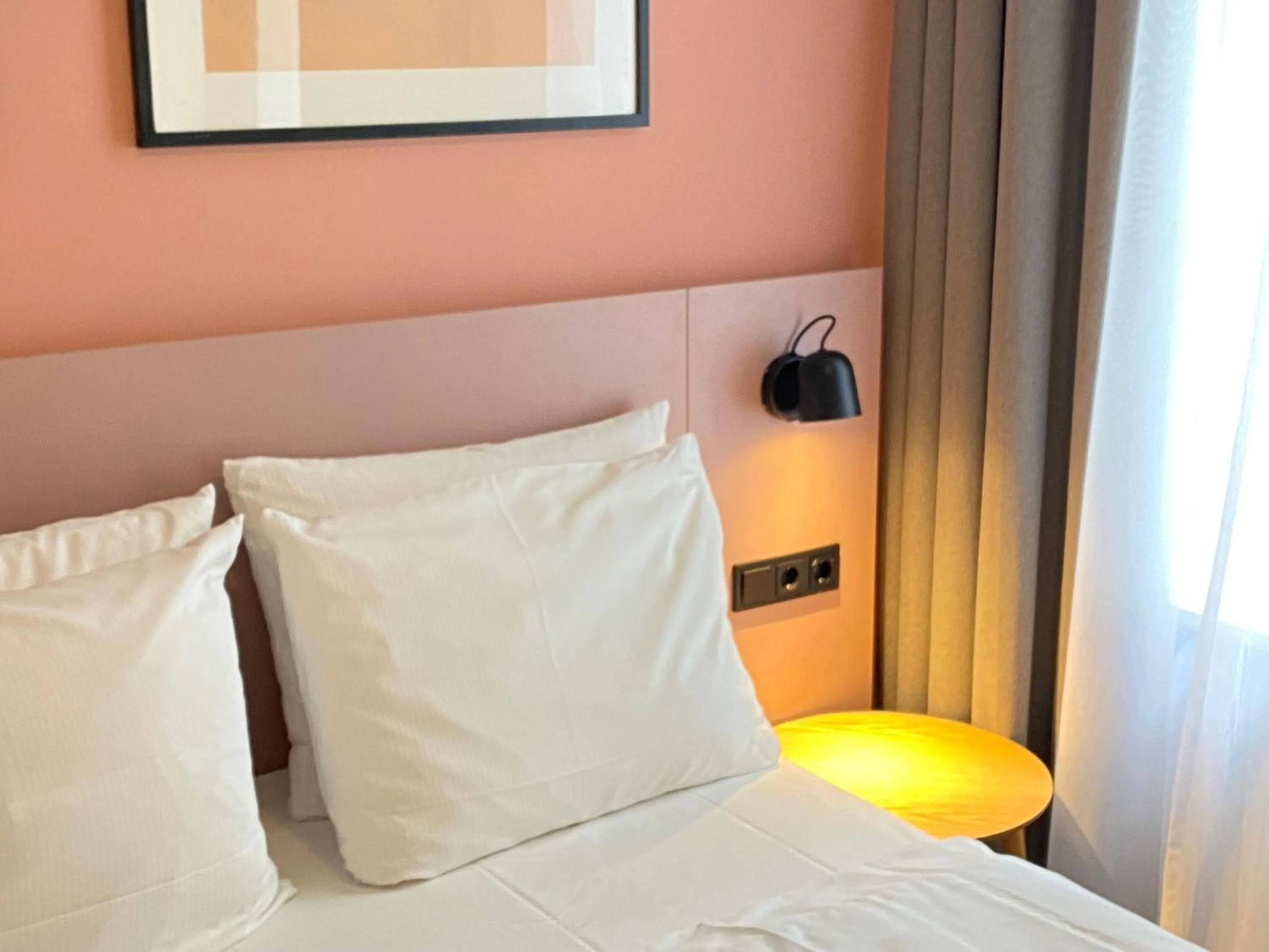 Photo of the whole room, Bed in Hotel Kronprinz Hamburg Hauptbahnhof