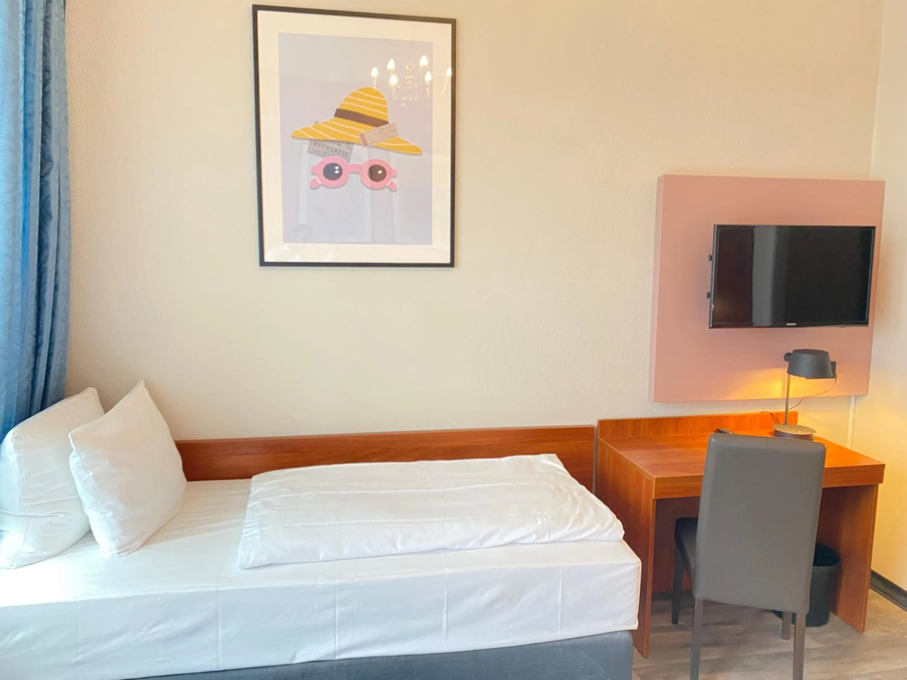 Photo of the whole room, Bed in Hotel Kronprinz Hamburg Hauptbahnhof