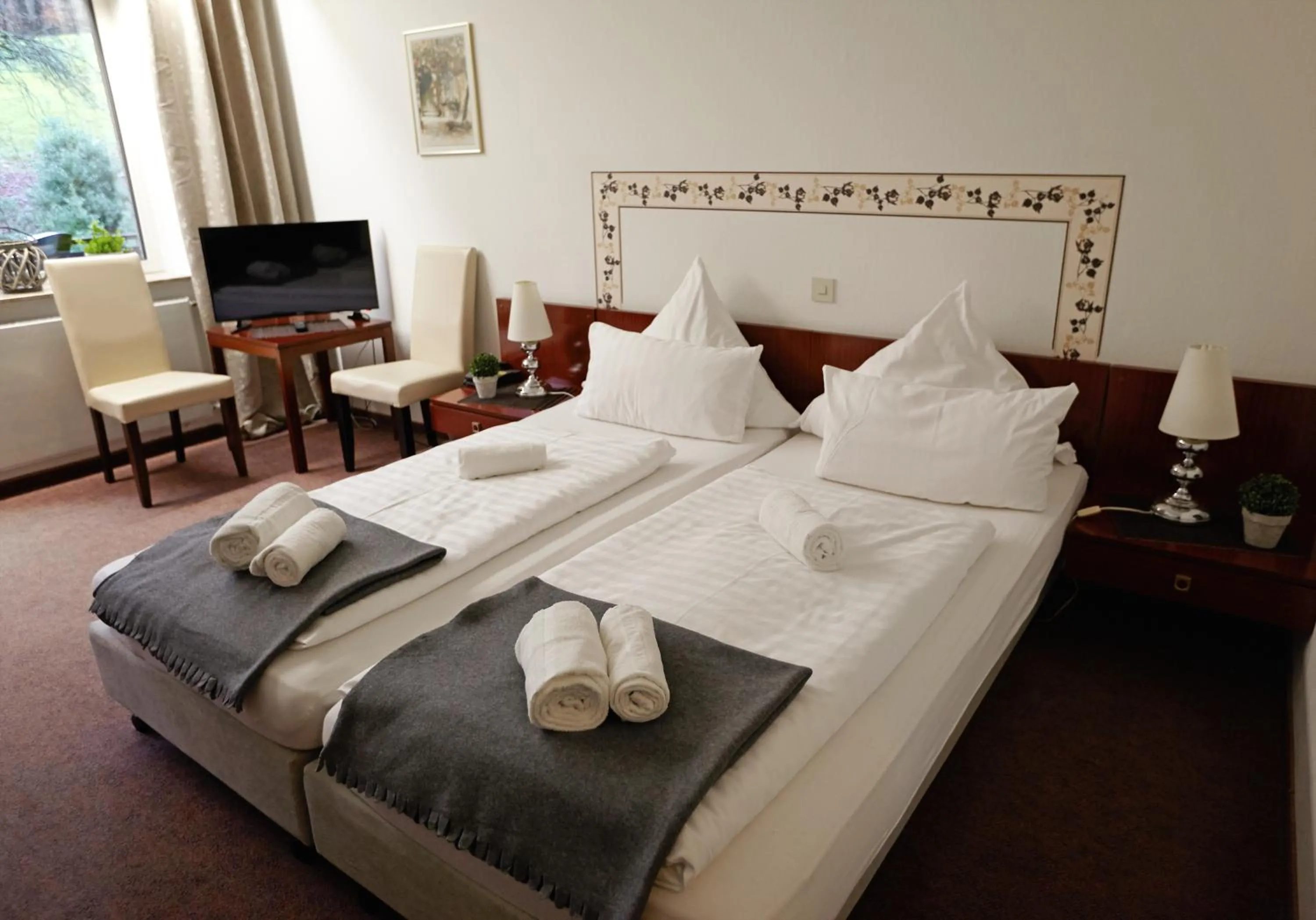 Photo of the whole room, Bed in Hotel Zur Burg Sternberg