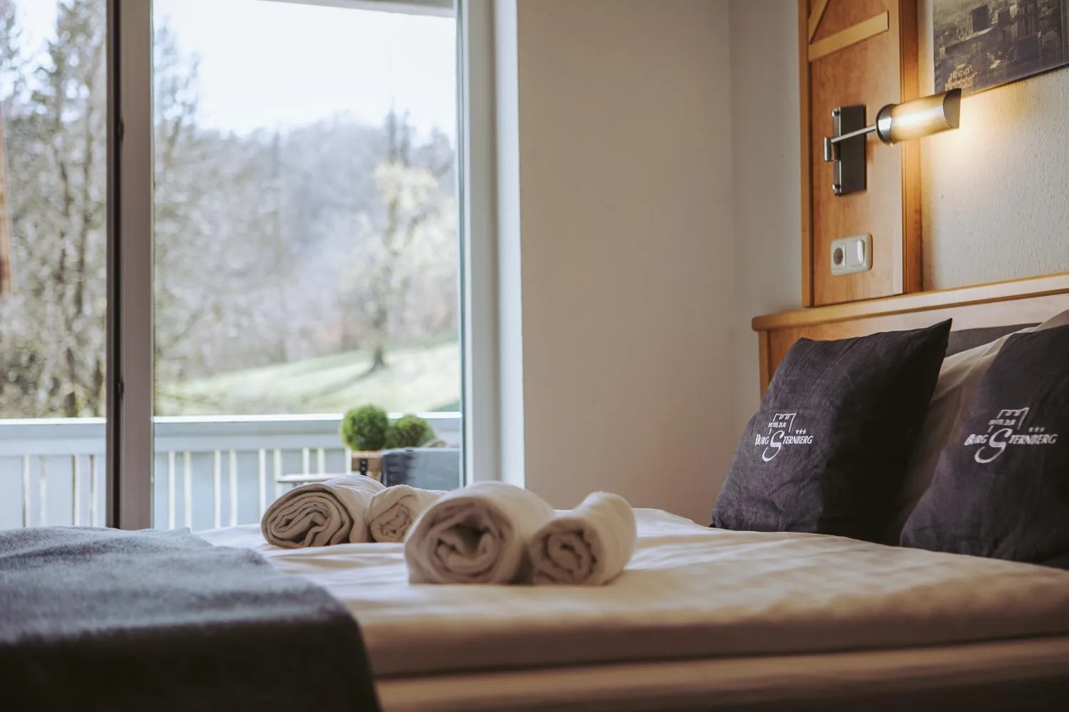 Bedroom, Bed in Hotel Zur Burg Sternberg