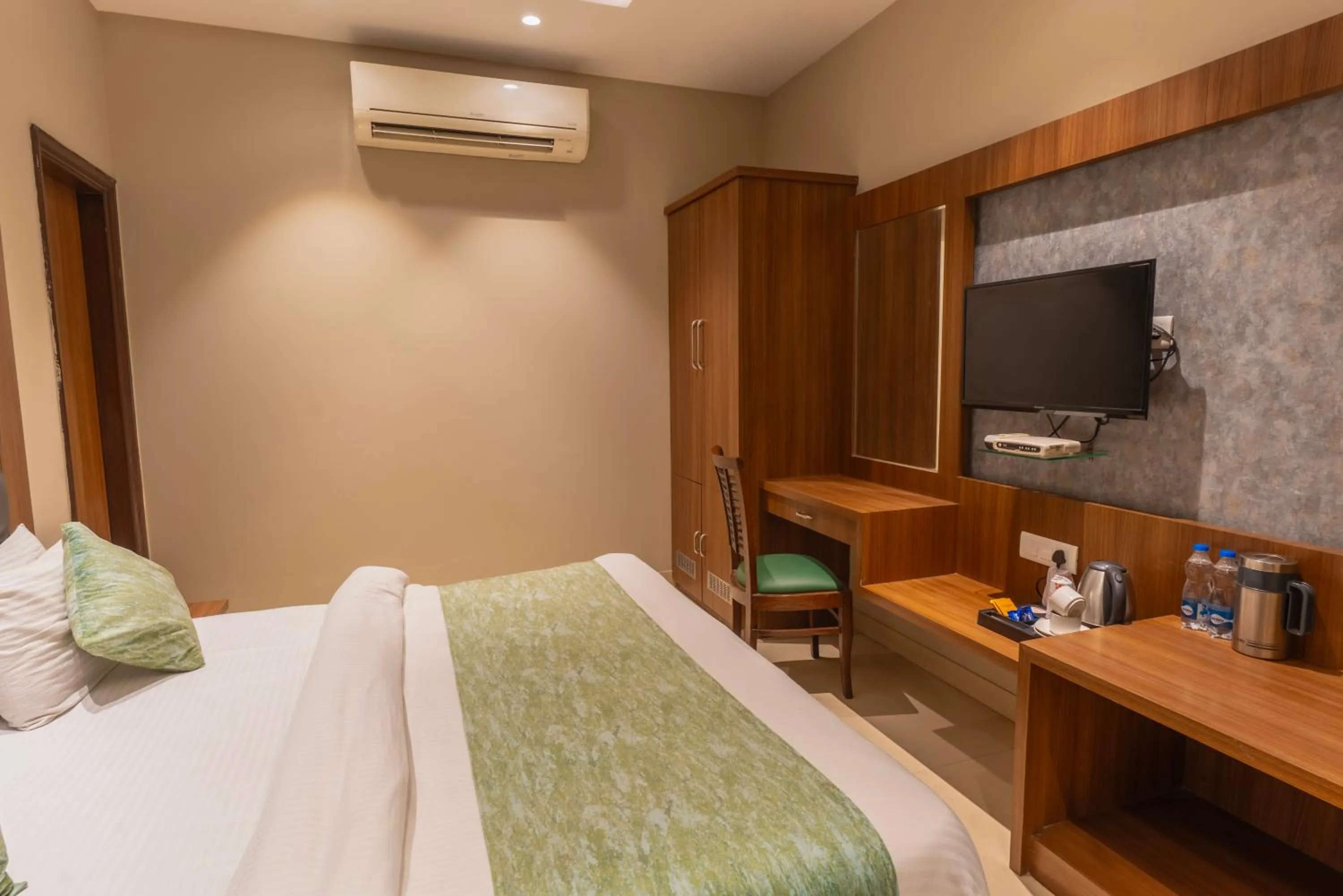 Bed in Hotel Amritsar International 2 min walk from Amritsar Bus Stand