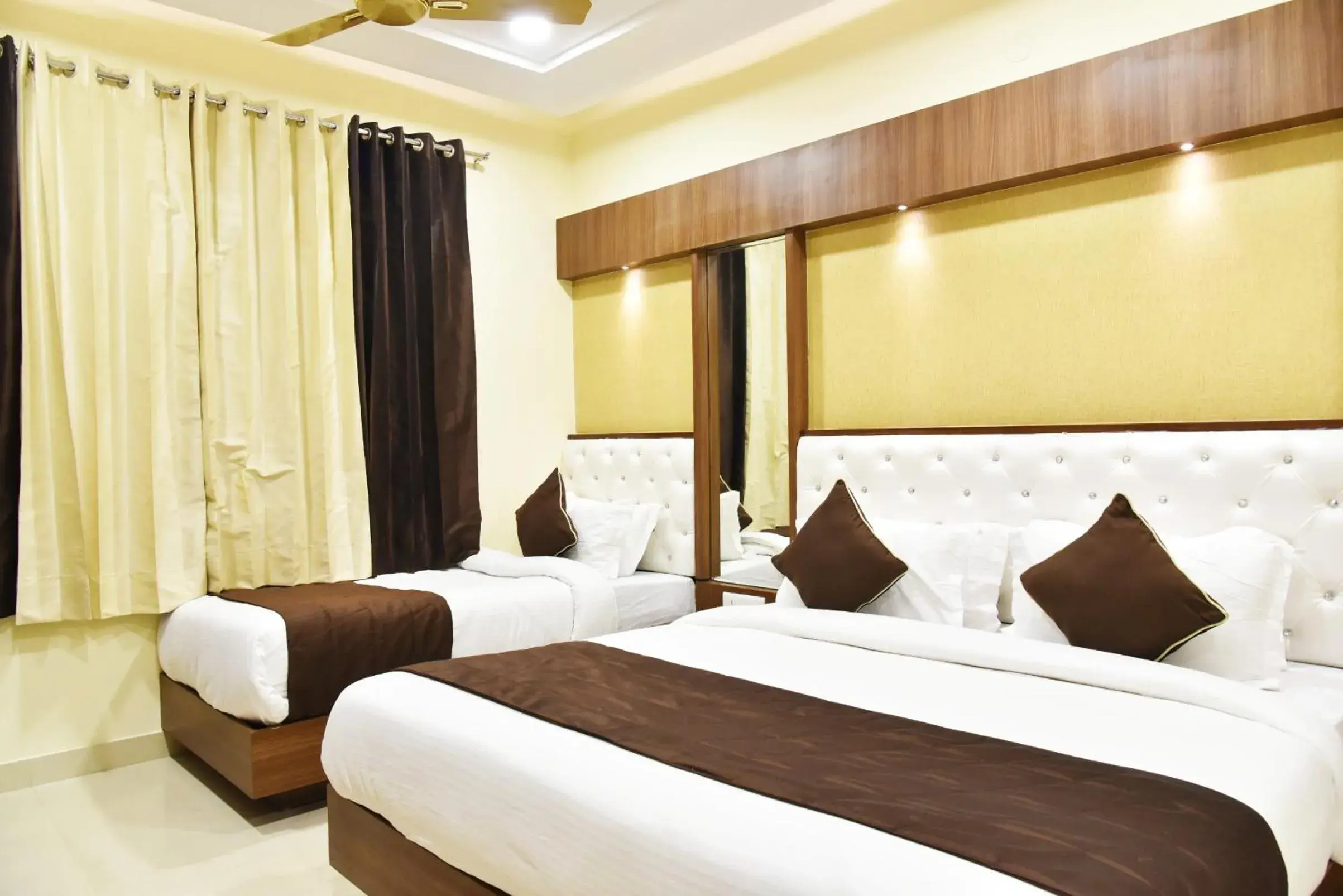 Bed in Hotel Amritsar International 2 min walk from Amritsar Bus Stand Bed in Hotel Amritsar International 2 min walk from Amritsar Bus Stand