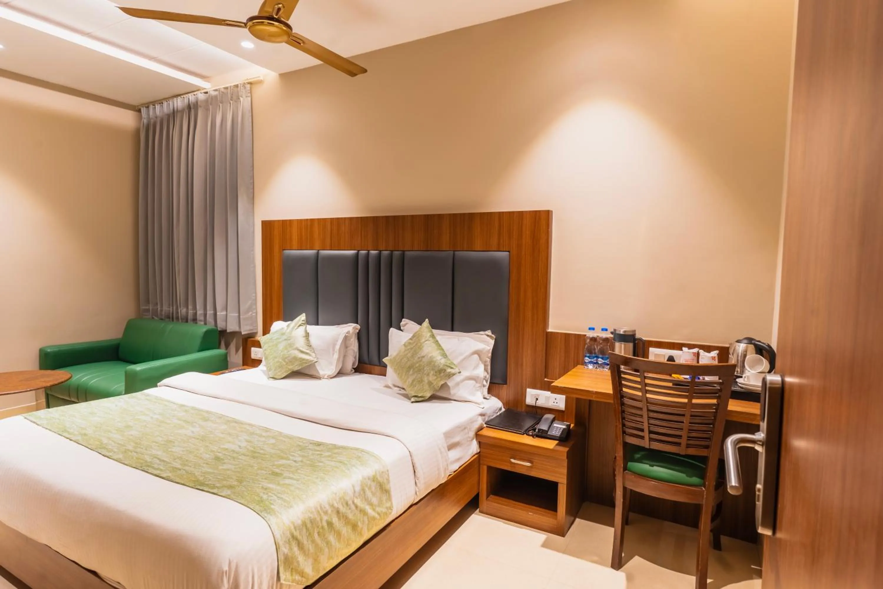 Bed in Hotel Amritsar International 2 min walk from Amritsar Bus Stand