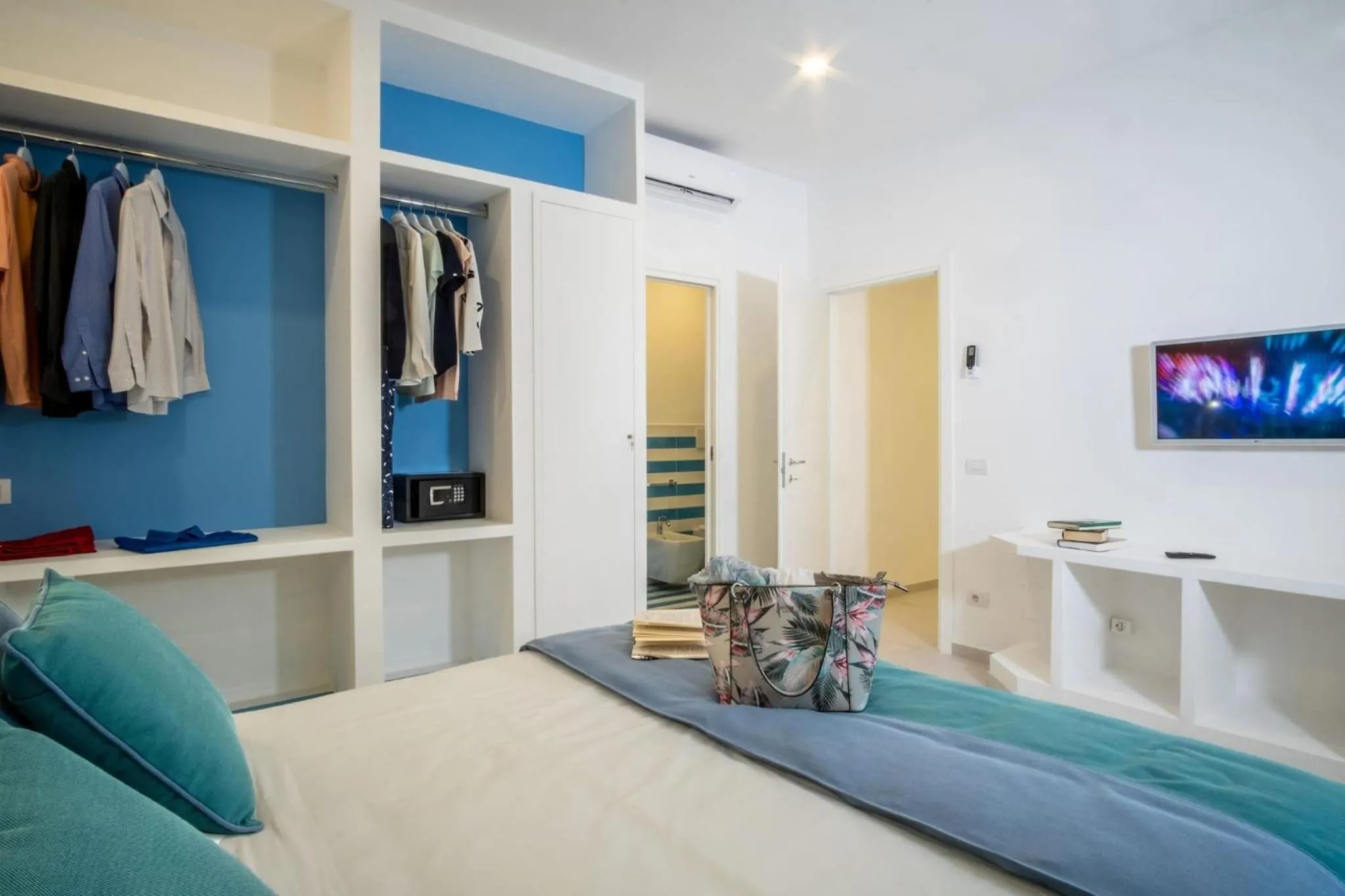 Bed in SorrentoVibes - Family Apartment in Sorrento Centre