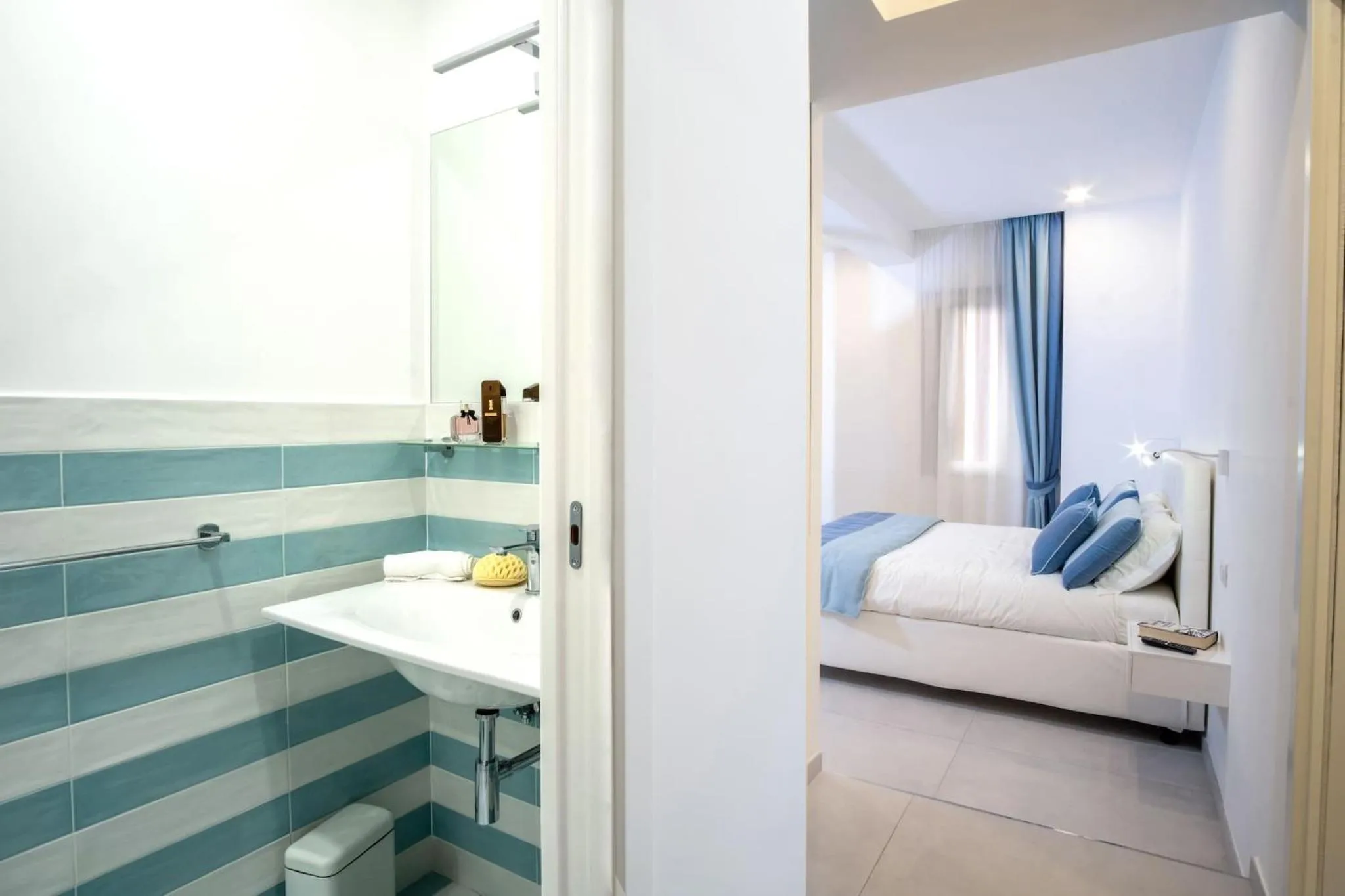 Bathroom, Bed in SorrentoVibes - Family Apartment in Sorrento Centre