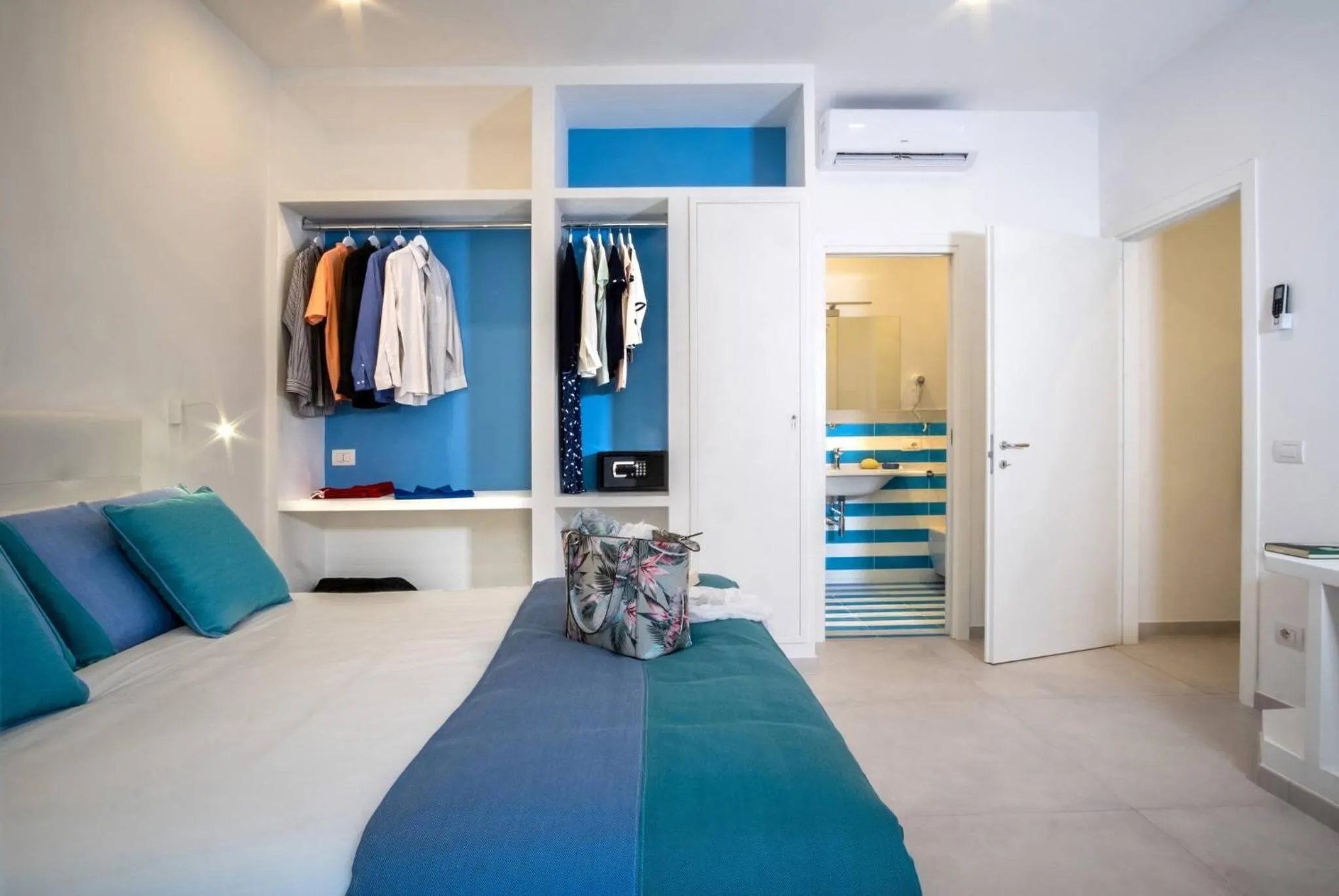 Bed in SorrentoVibes - Family Apartment in Sorrento Centre