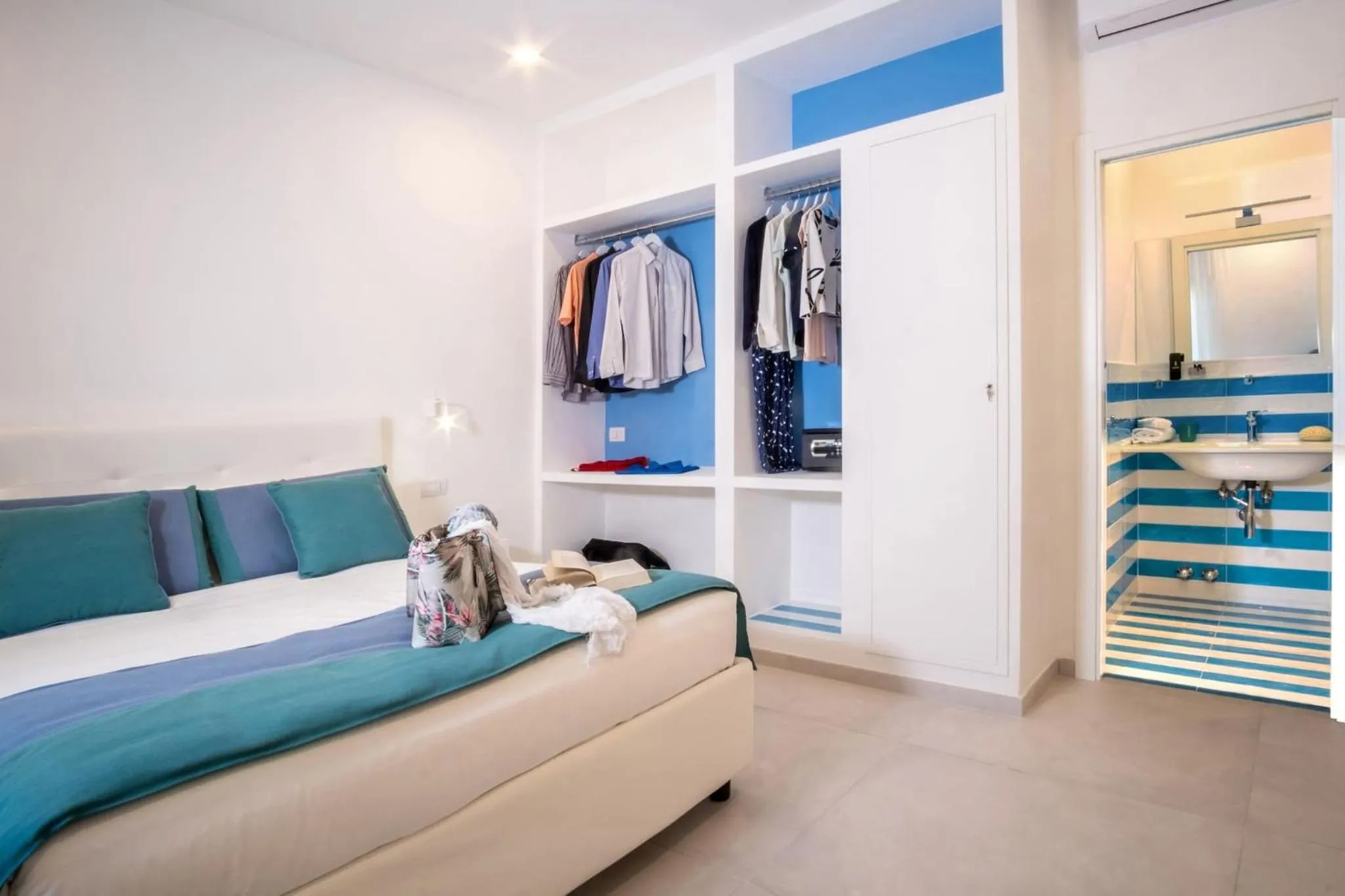Bed in SorrentoVibes - Family Apartment in Sorrento Centre