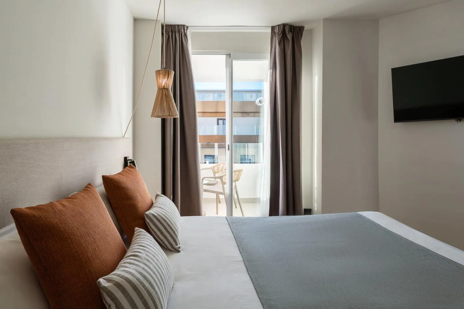 Bedroom, Bed in FERGUS Style Palma Beach - Adults Only