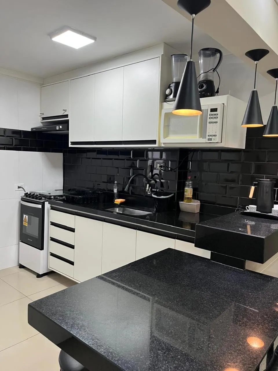 Communal kitchen in APARTAMENTO 74 Guarujá Pitangueiras Pé na Areia Vista para o Mar 7º Andar
