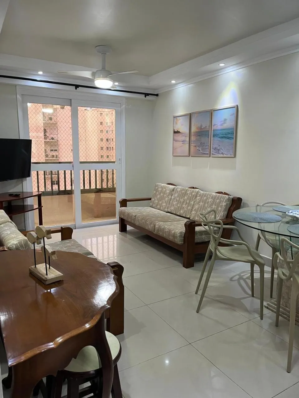 Living room in APARTAMENTO 74 Guarujá Pitangueiras Pé na Areia Vista para o Mar 7º Andar