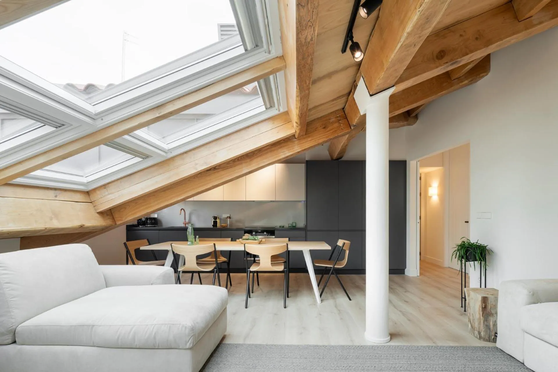 Photo of the whole room in NORO Plaza