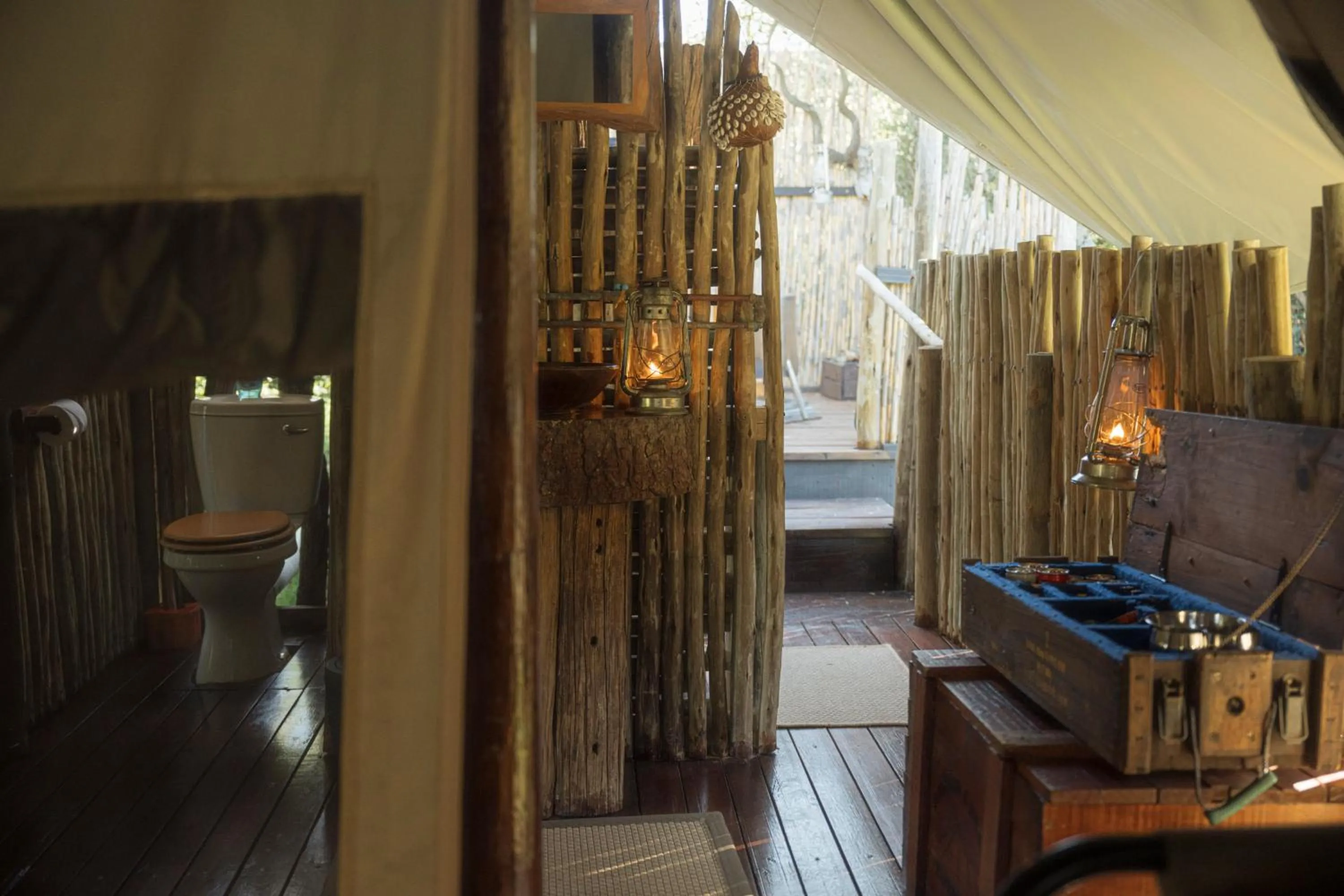 Bathroom in Quatermain's 1920's Safari Camp – Amakhala Game Reserve