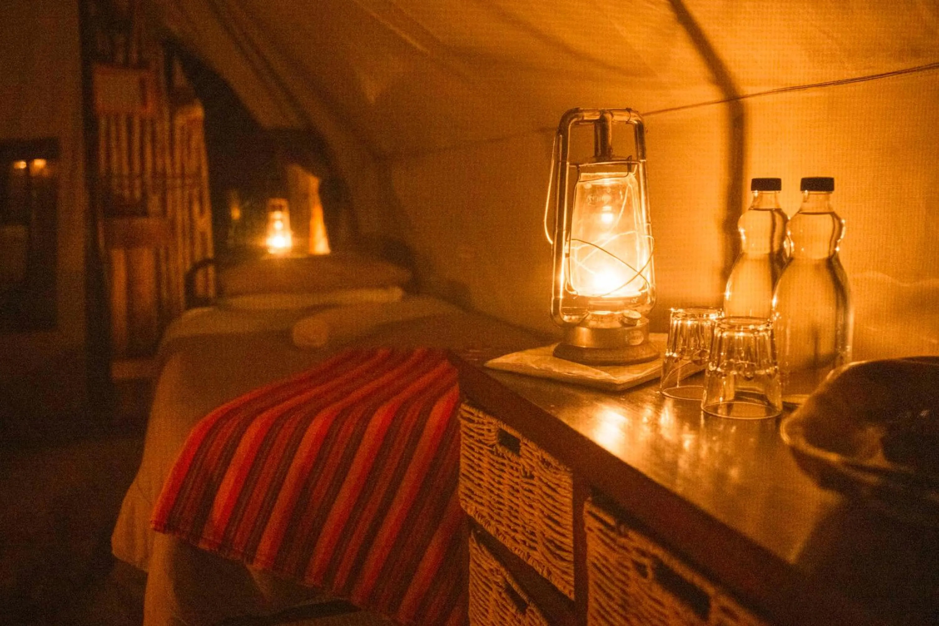 Bedroom in Quatermain's 1920's Safari Camp – Amakhala Game Reserve