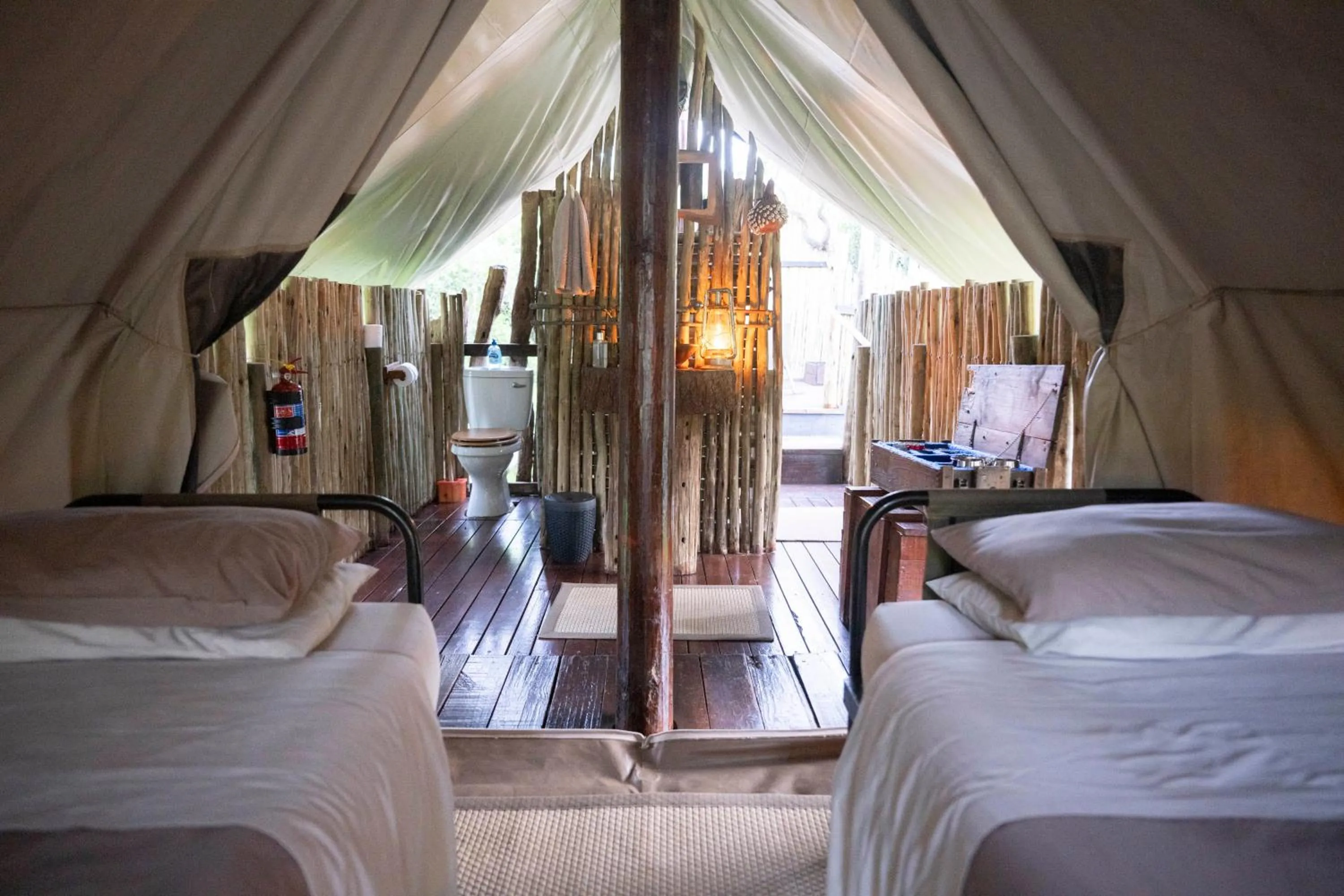Bathroom, Bed in Quatermain's 1920's Safari Camp – Amakhala Game Reserve