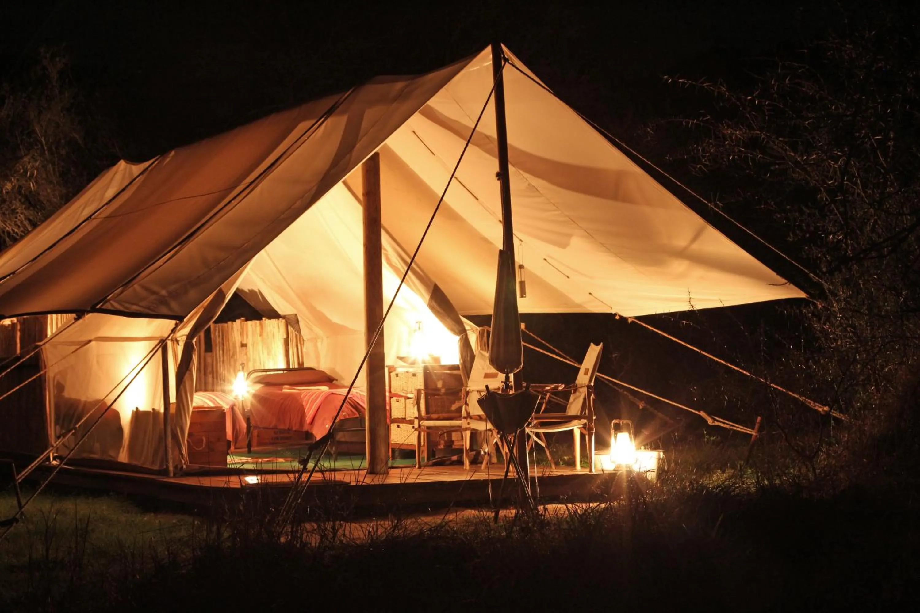 Bed in Quatermain's 1920's Safari Camp – Amakhala Game Reserve