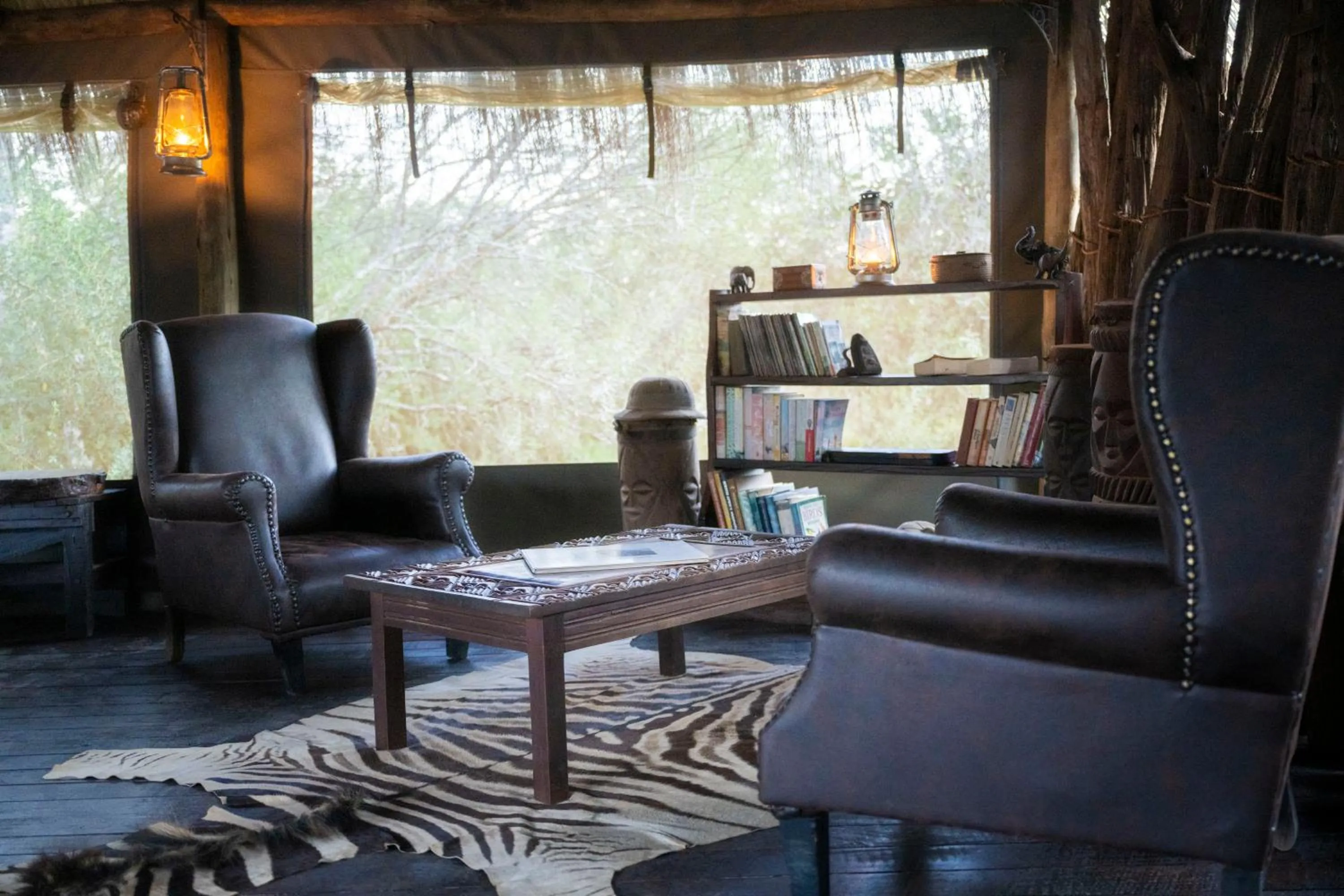 Lounge or bar in Quatermain's 1920's Safari Camp – Amakhala Game Reserve