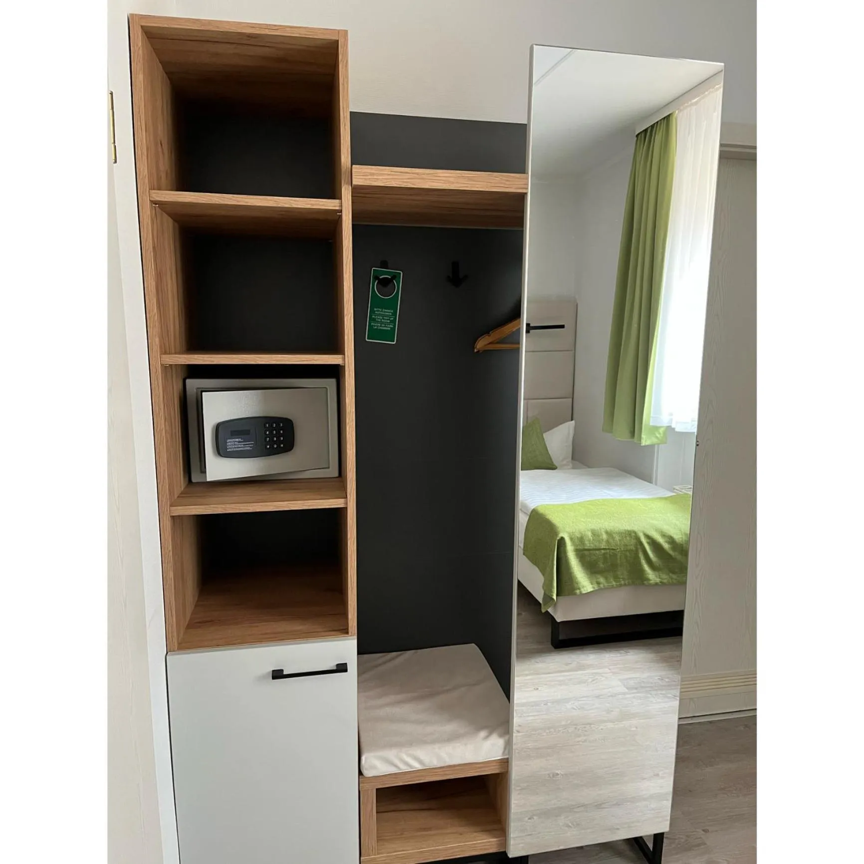 wardrobe, Bed in Hotel und Restaurant Kranichsberg