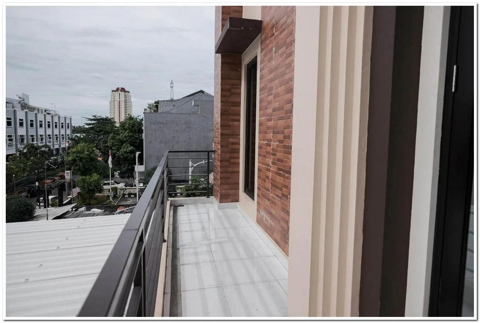 Balcony/Terrace in RedDoorz near Kota Tua 2