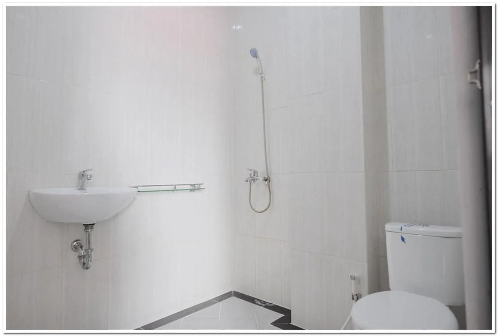 Bathroom in RedDoorz near Kota Tua 2