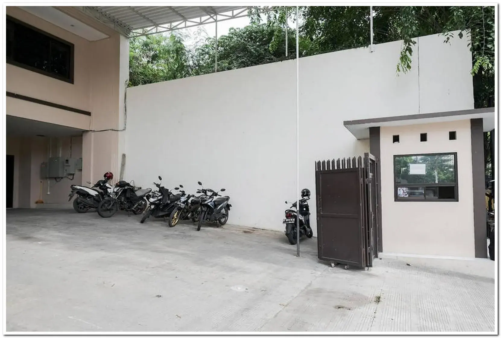 Facade/entrance in RedDoorz near Kota Tua 2 Facade/entrance in RedDoorz near Kota Tua 2