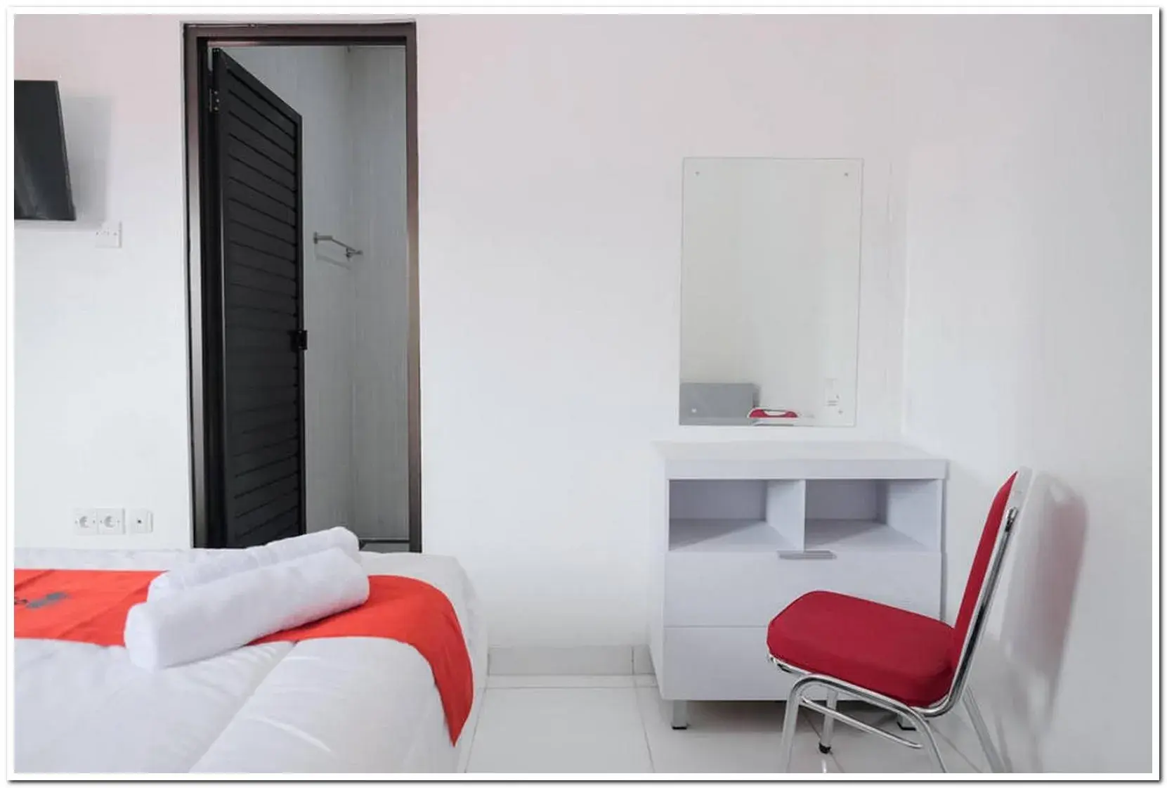 Bedroom, Bed in RedDoorz near Kota Tua 2 Bedroom, Bed in RedDoorz near Kota Tua 2