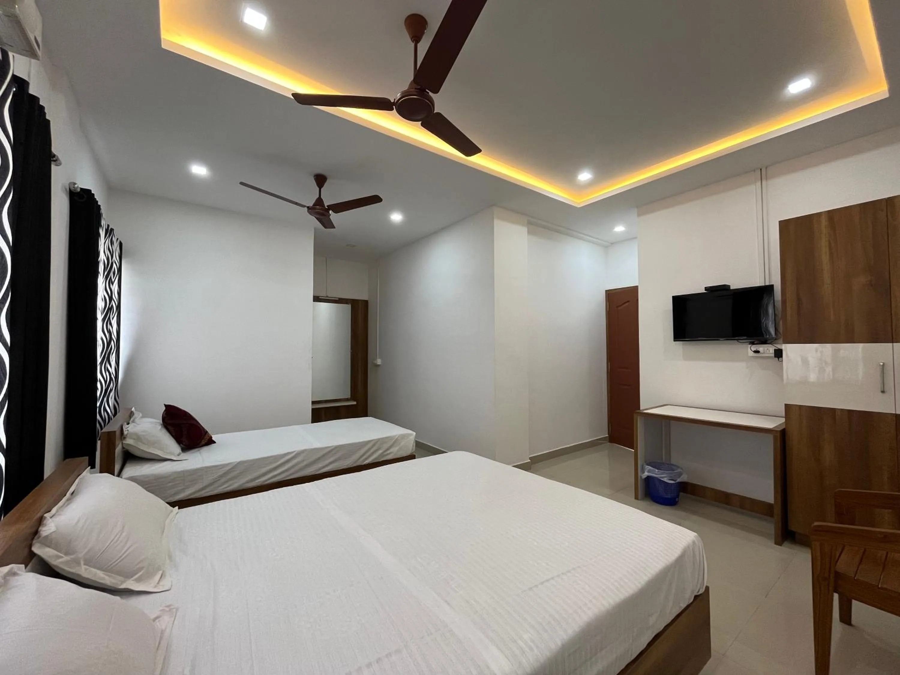 Bedroom, Bed in The Grand Inn