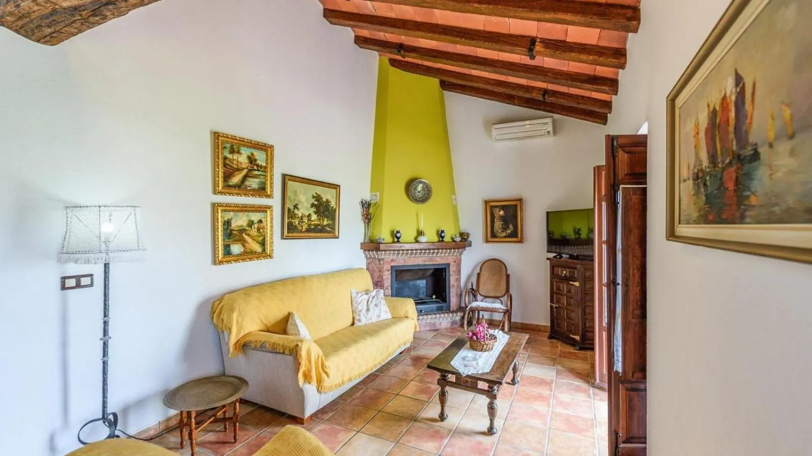 Living room in Casa La Vina del Arenal Pizarra by Ruralidays