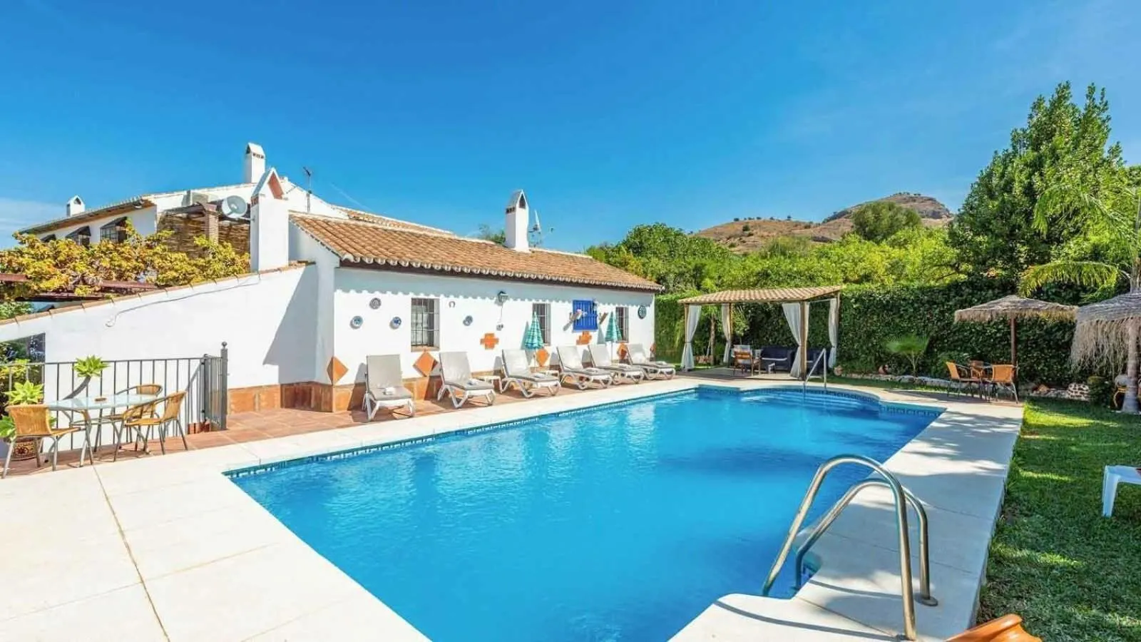 Swimming pool in Casa La Vina del Arenal Pizarra by Ruralidays
