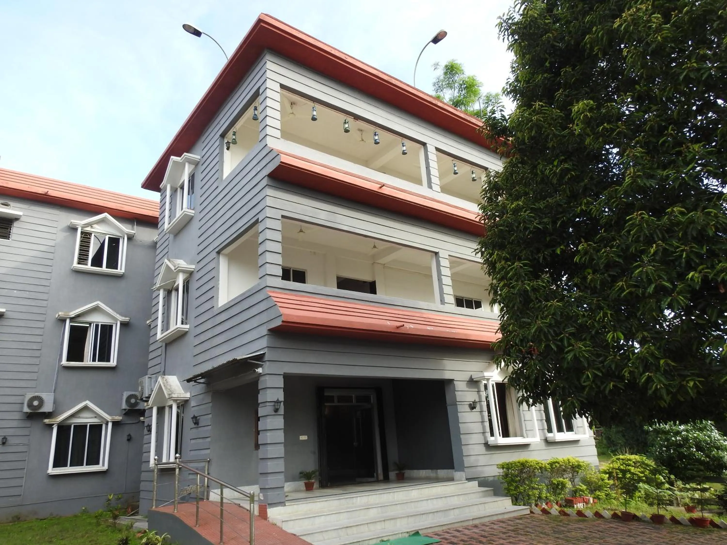 Facade/entrance in Lake Side Resort Neermahal