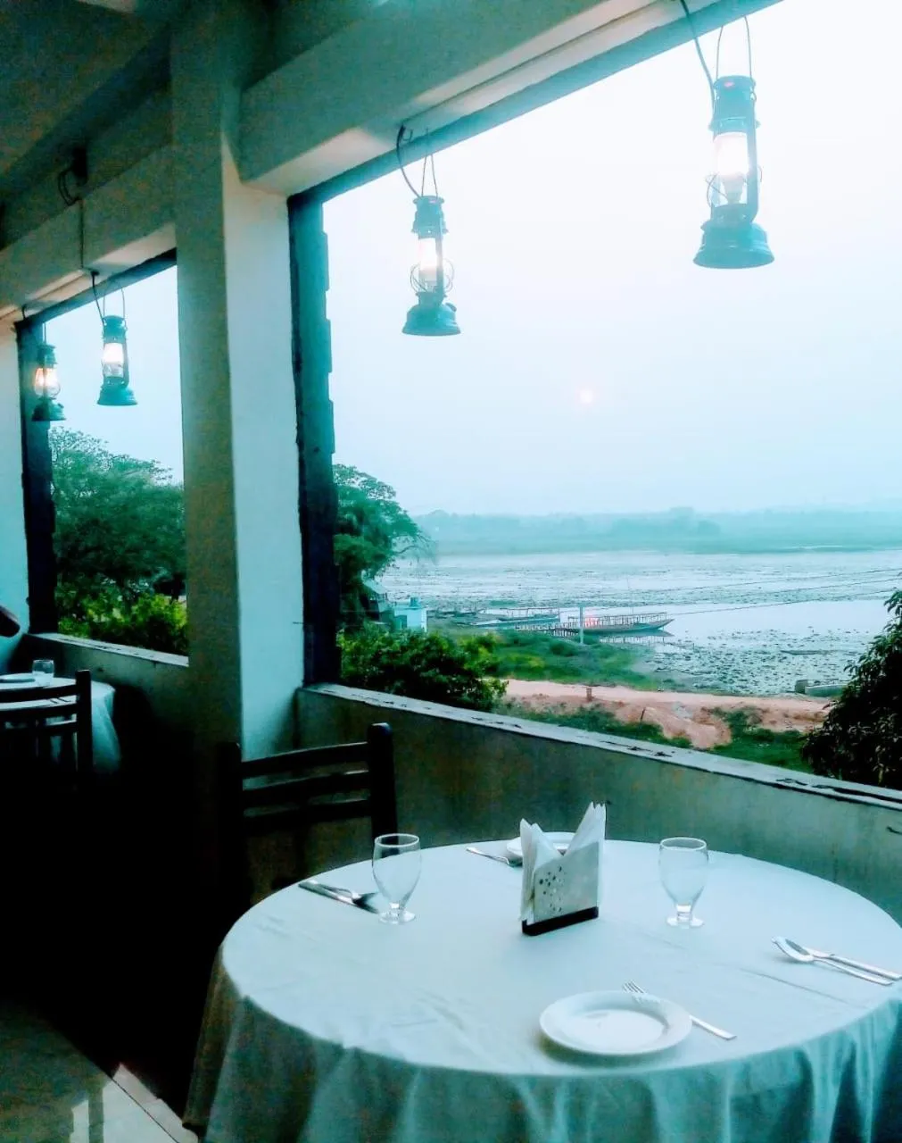Restaurant/places to eat in Lake Side Resort Neermahal